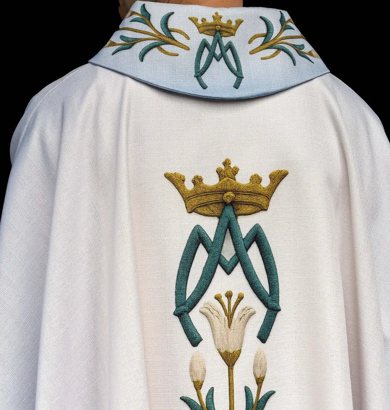 Chasuble mariale imprimée avec motif de lys et monogramme bleu–écru
