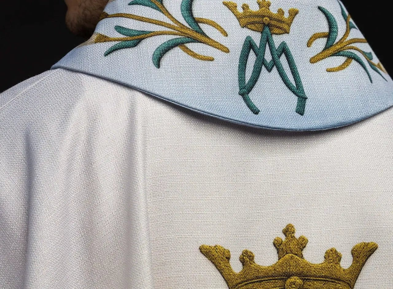 Chasuble mariale imprimée avec motif de lys et monogramme bleu–écru