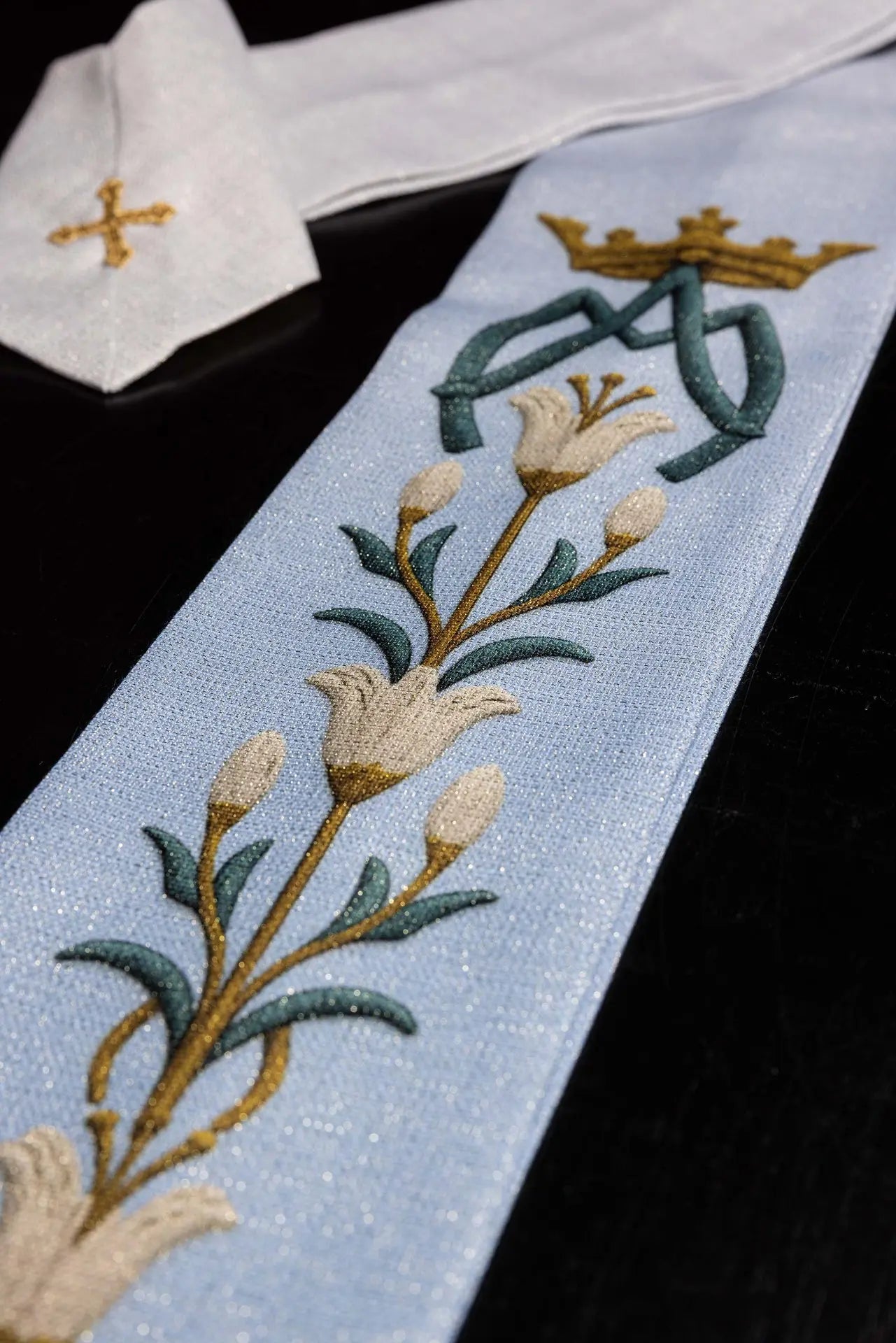 Chasuble mariale imprimée avec motif de lys et monogramme bleu–écru