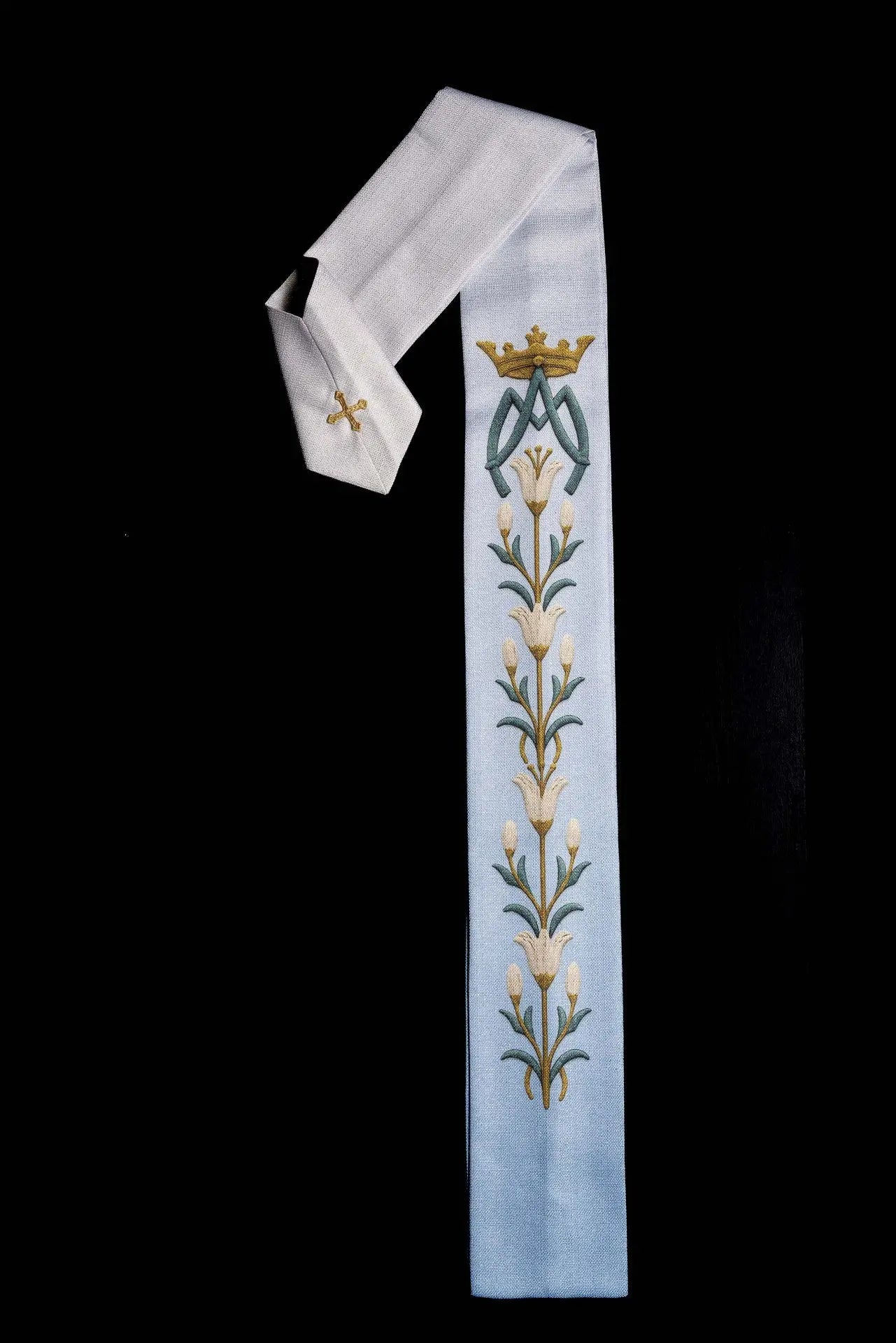 Chasuble mariale imprimée avec motif de lys et monogramme bleu–écru