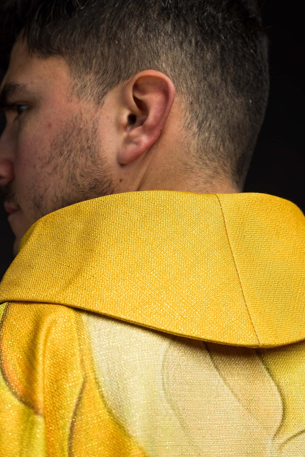 Ornement imprimé multicolore avec motif de croix