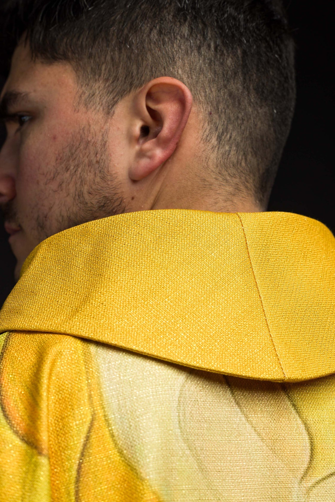 Ornement imprimé multicolore avec motif de croix