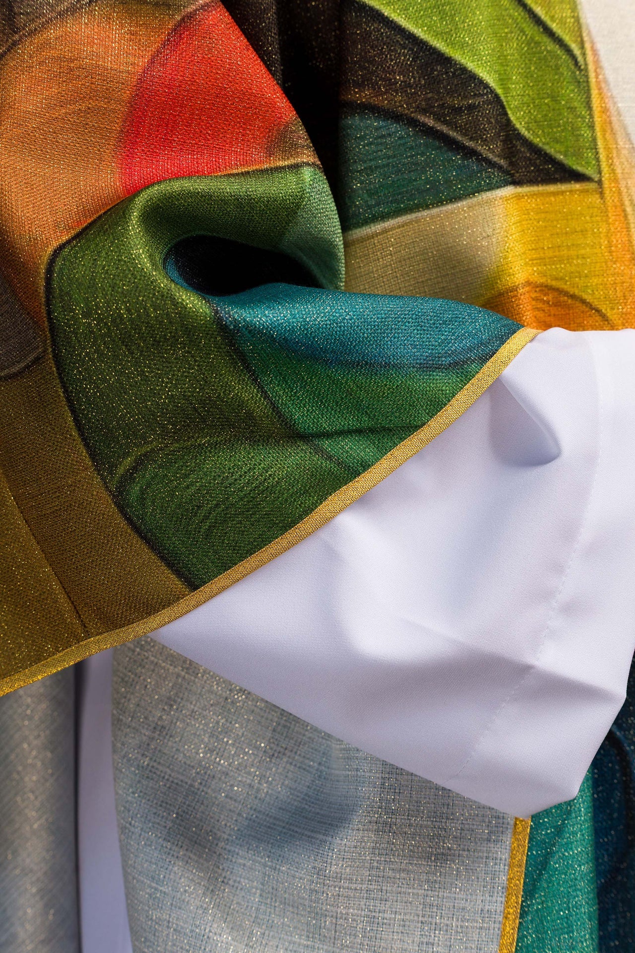 Ornement imprimé multicolore avec motif de croix