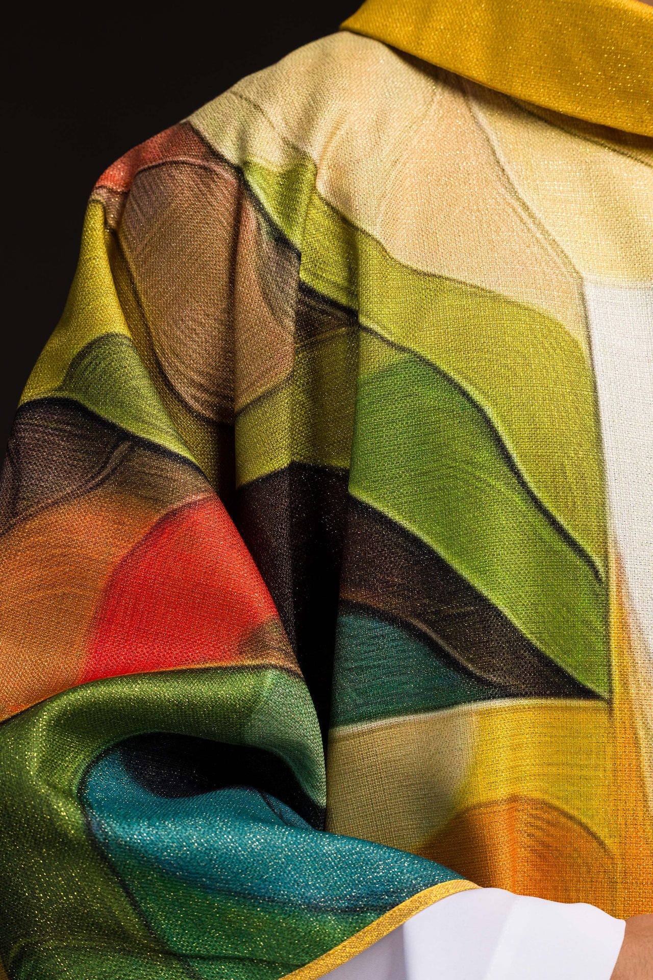 Ornement imprimé multicolore avec motif de croix