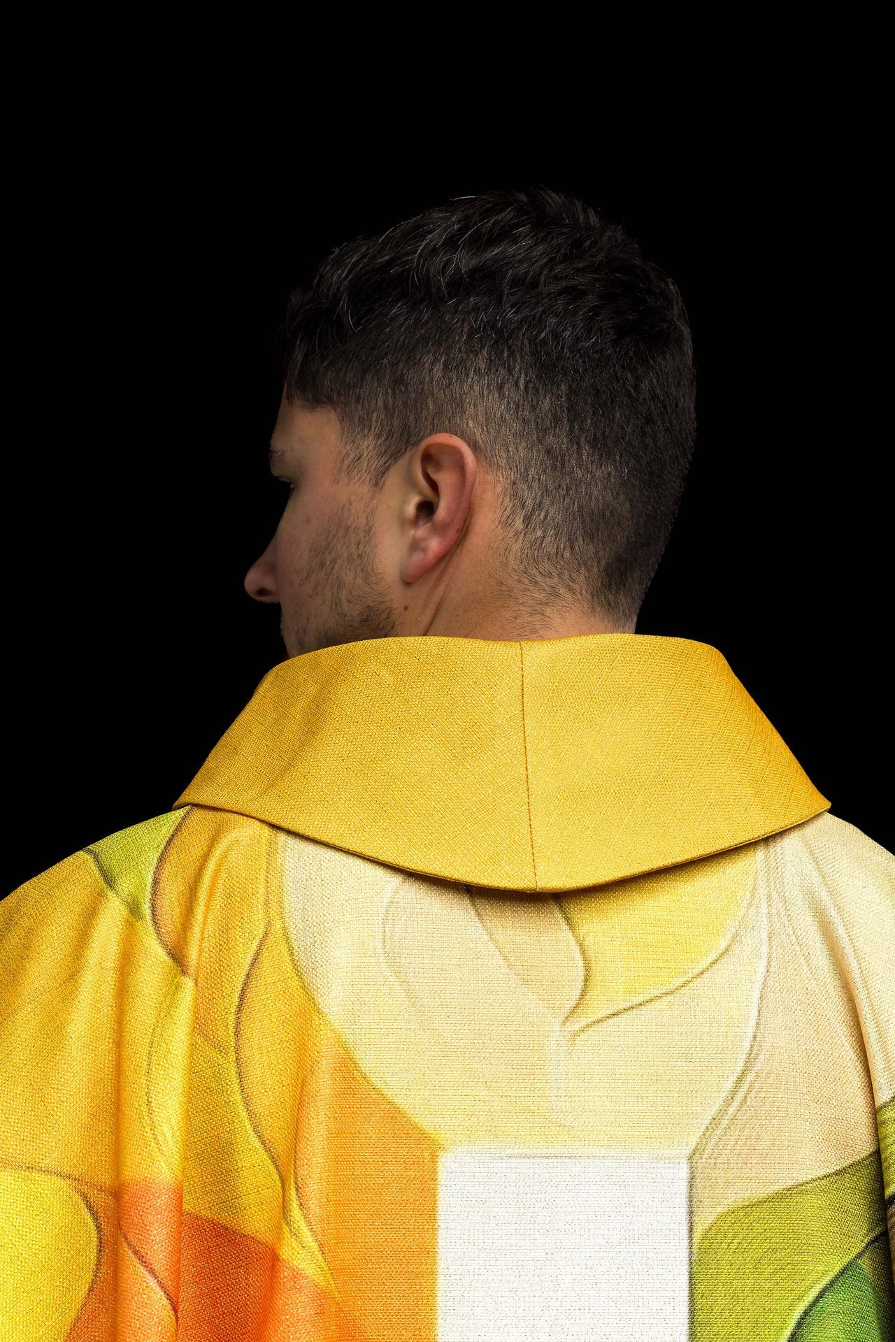 Ornement imprimé multicolore avec motif de croix