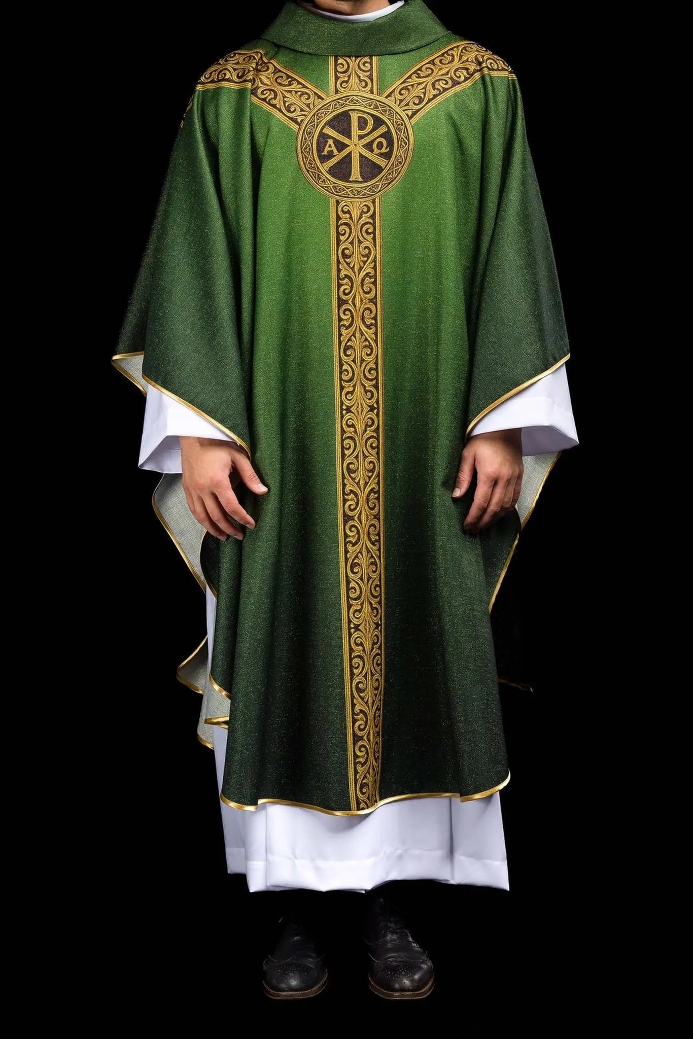 Chasuble verte imprimée « Pax » avec riche décoration dorée