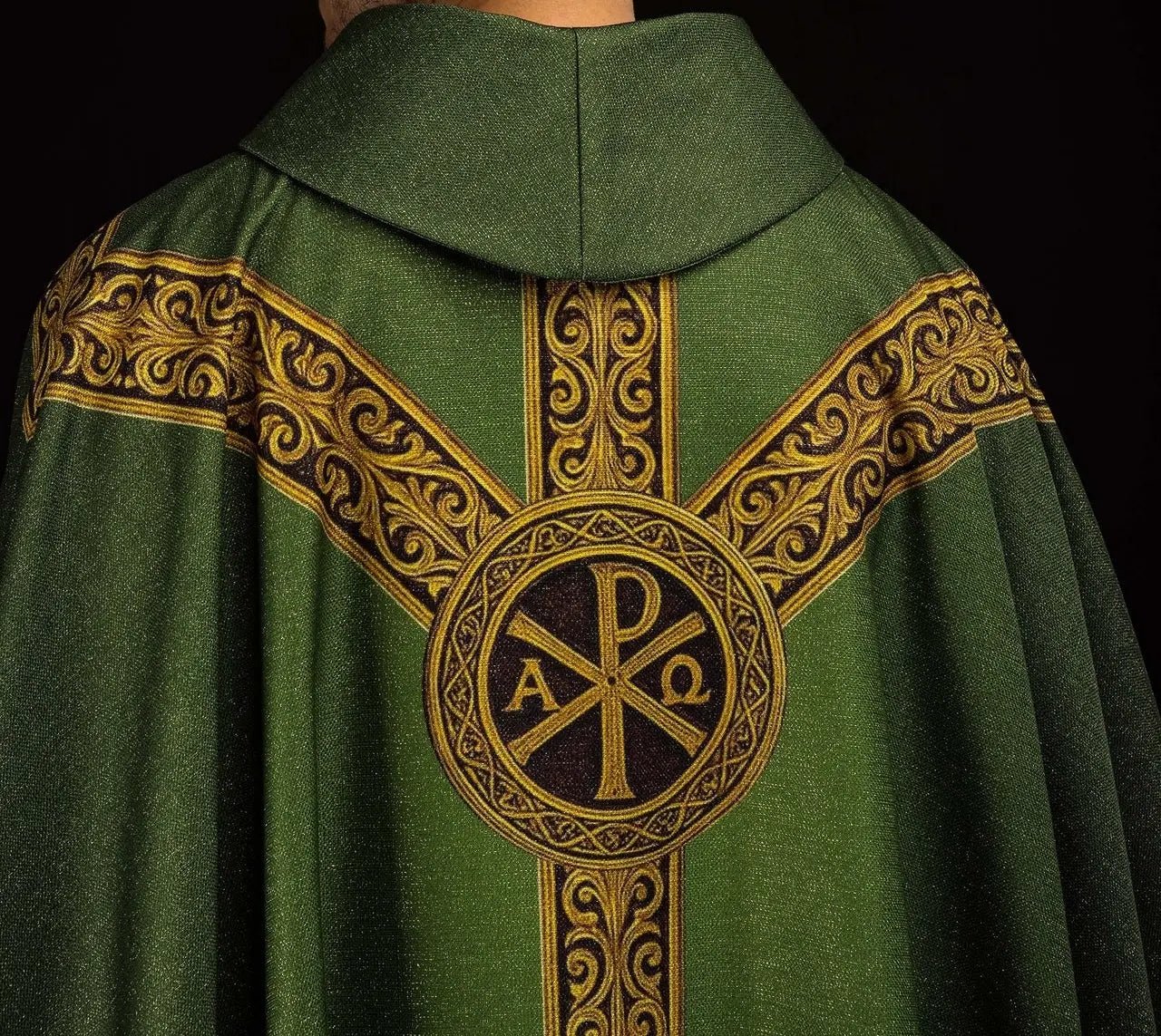 Chasuble verte imprimée « Pax » avec riche décoration dorée