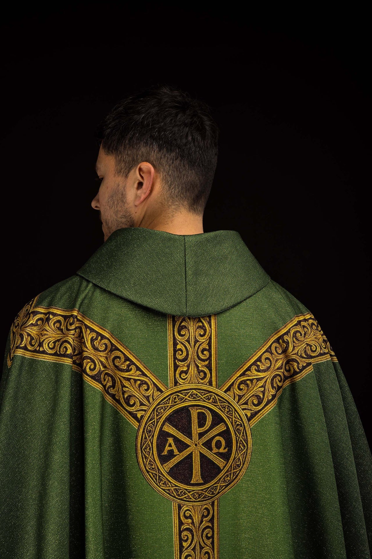 Ornement imprimé Pax vert avec riche décoration dorée