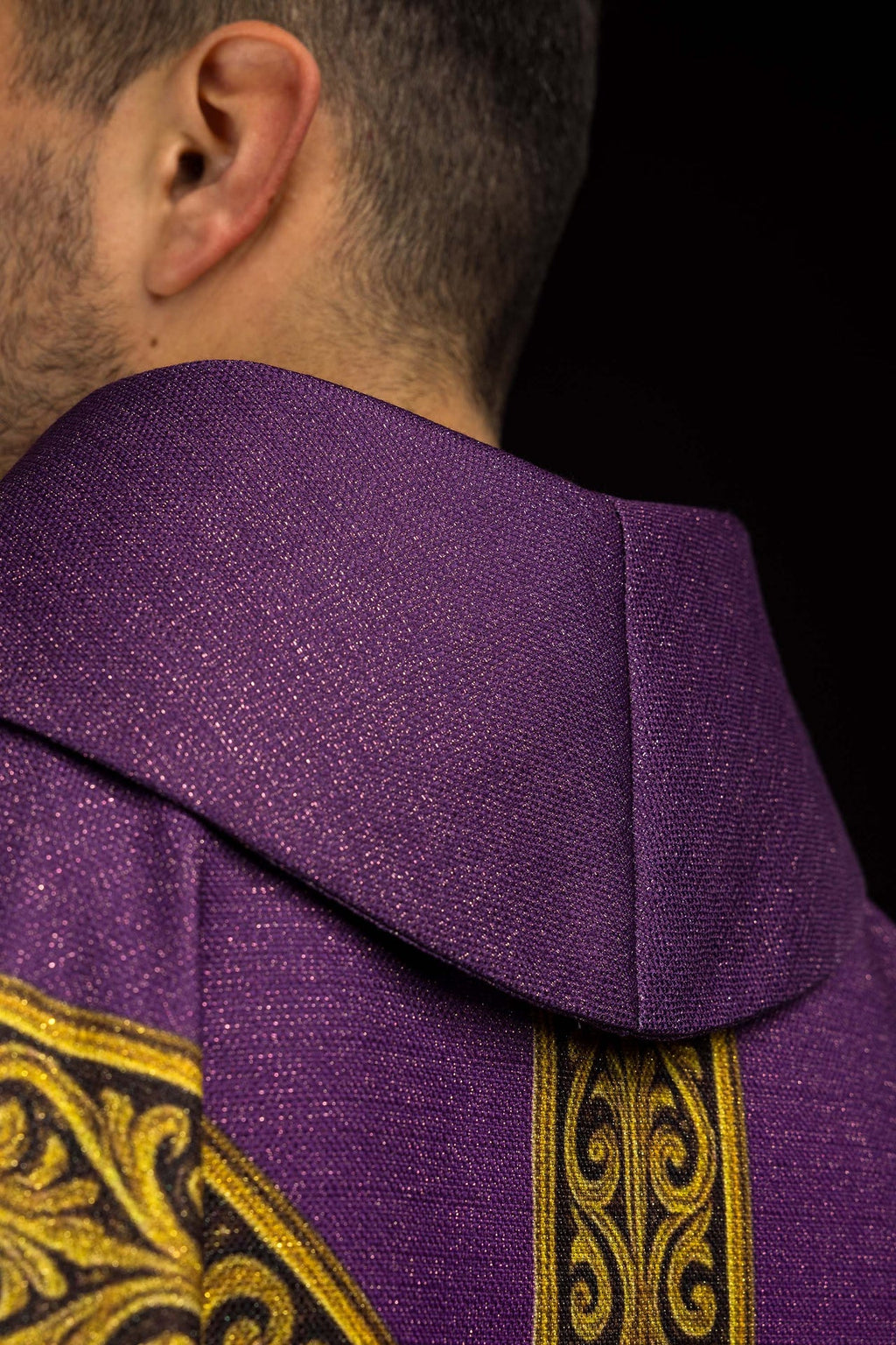 Ornement imprimé Pax violet avec une riche décoration dorée