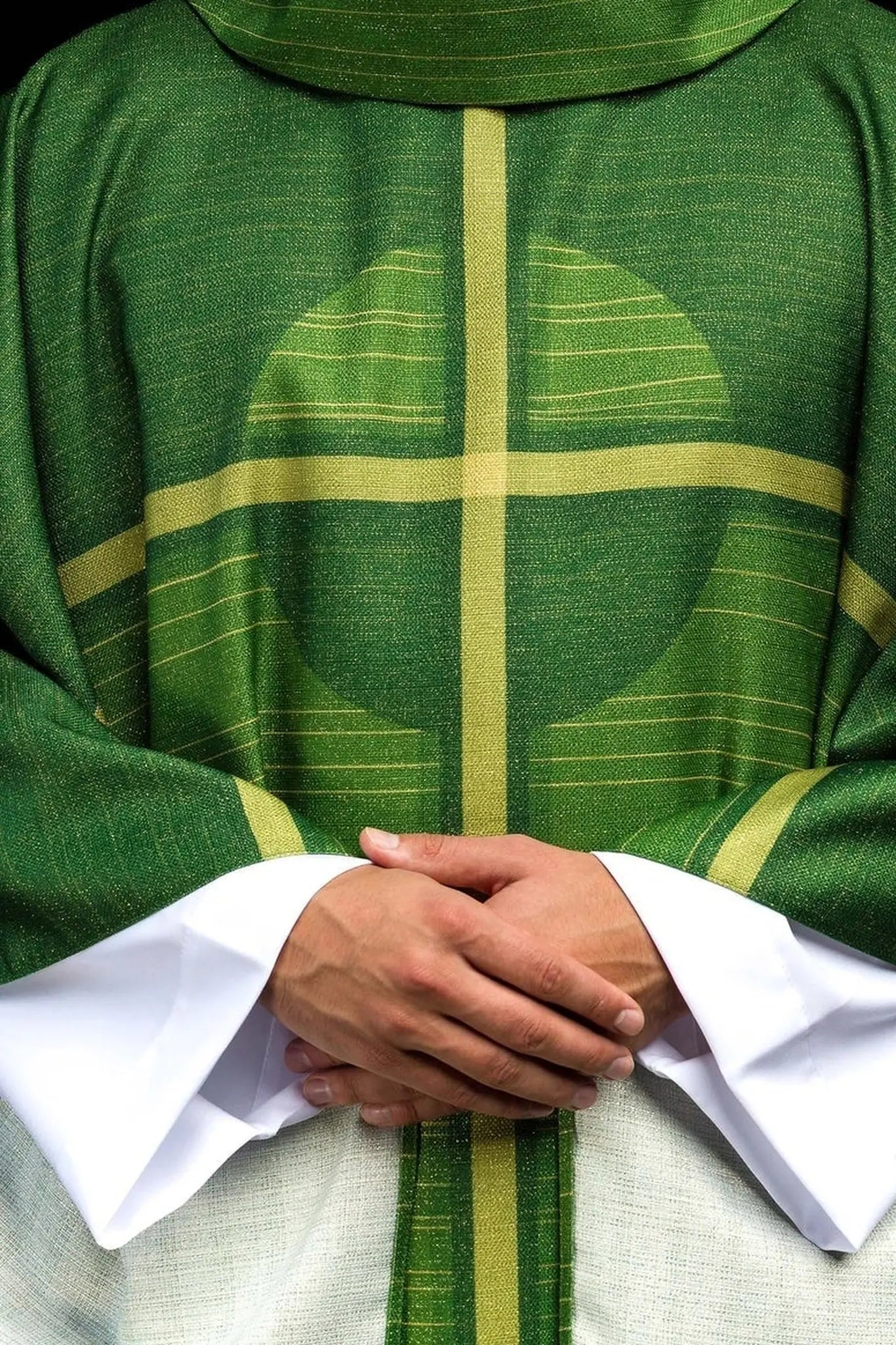Chasuble verte imprimée avec un motif de croix