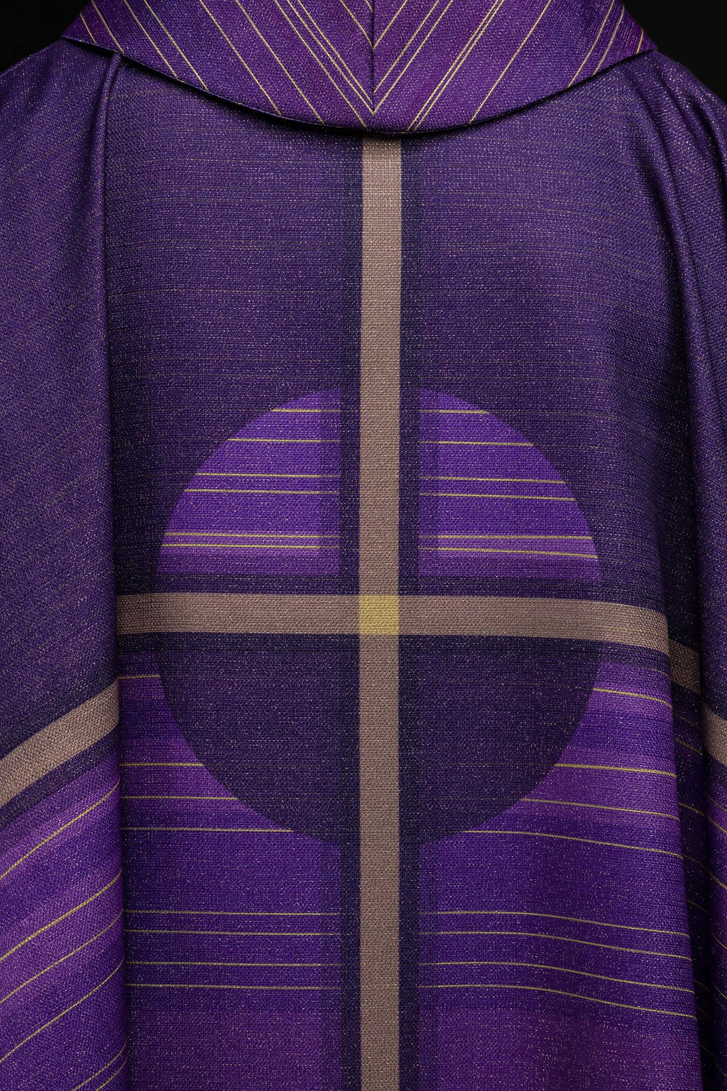 Ornement imprimé violet avec motif de croix