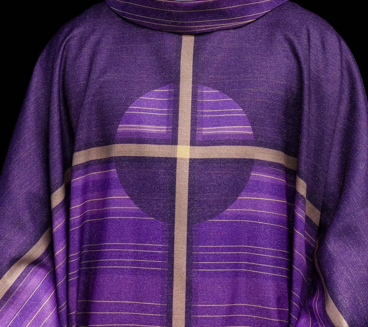 Chasuble violette imprimée avec un motif de croix