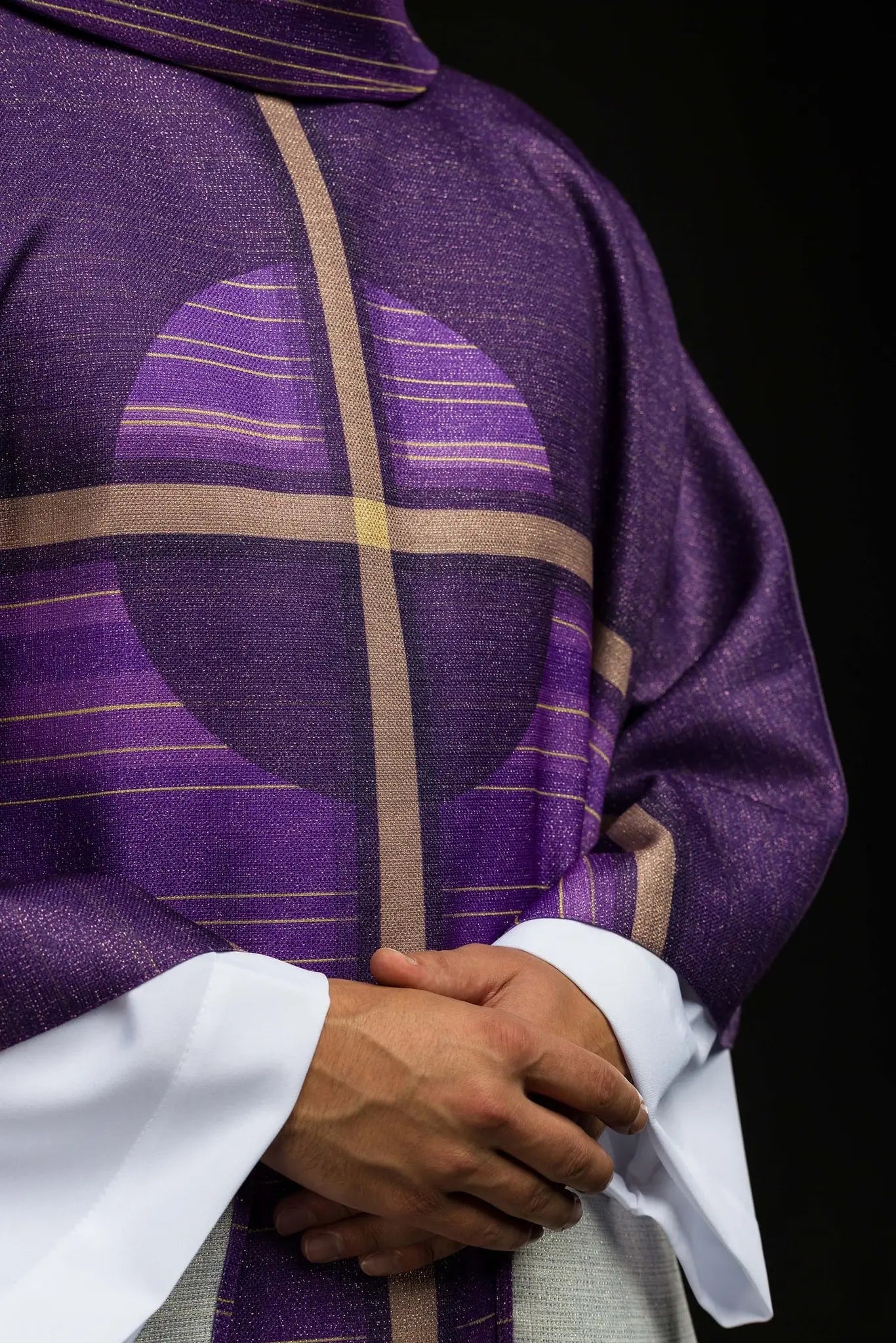 Chasuble violette imprimée avec un motif de croix