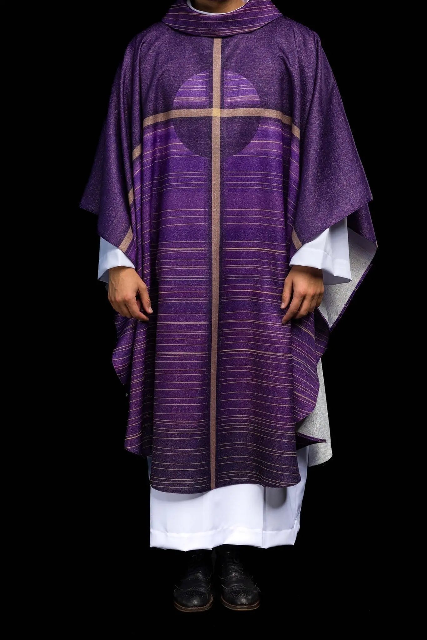 Chasuble violette imprimée avec un motif de croix