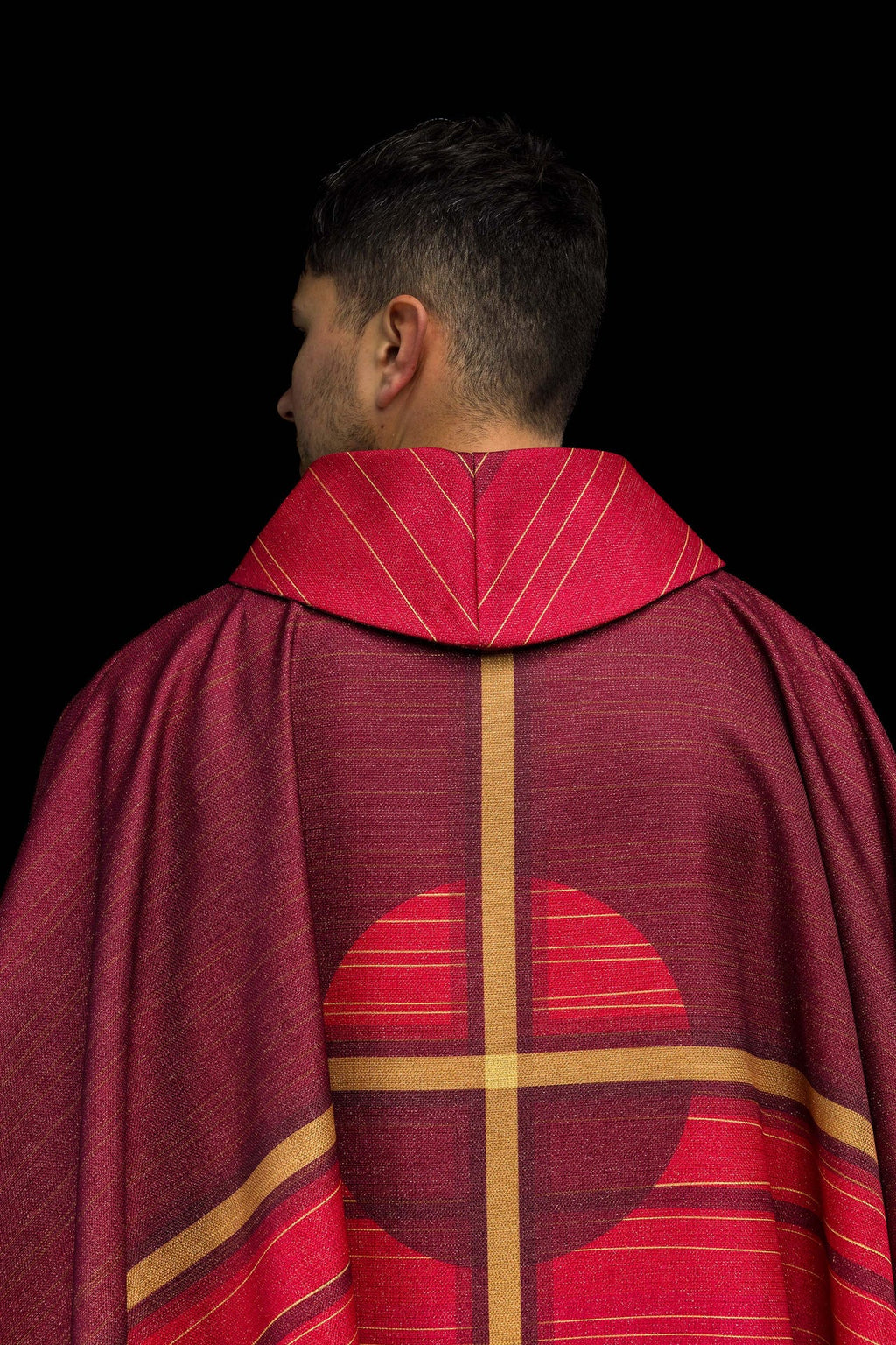 Ornement imprimé rouge avec motif de croix