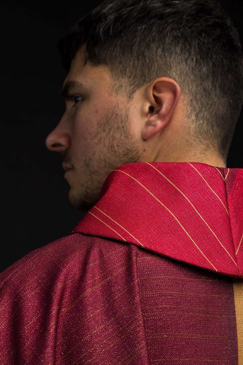 Ornement imprimé rouge avec motif de croix