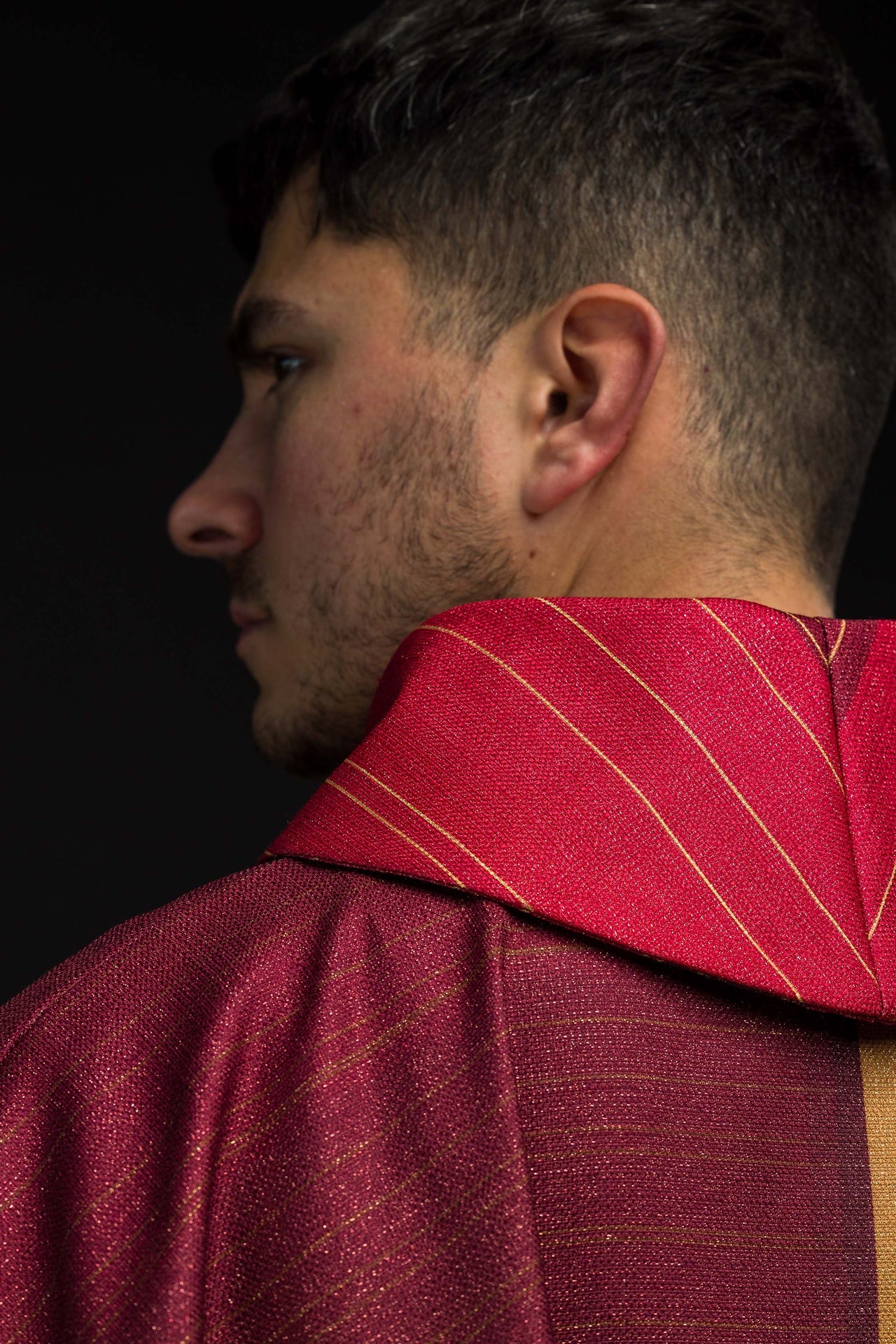 Ornement imprimé rouge avec motif de croix