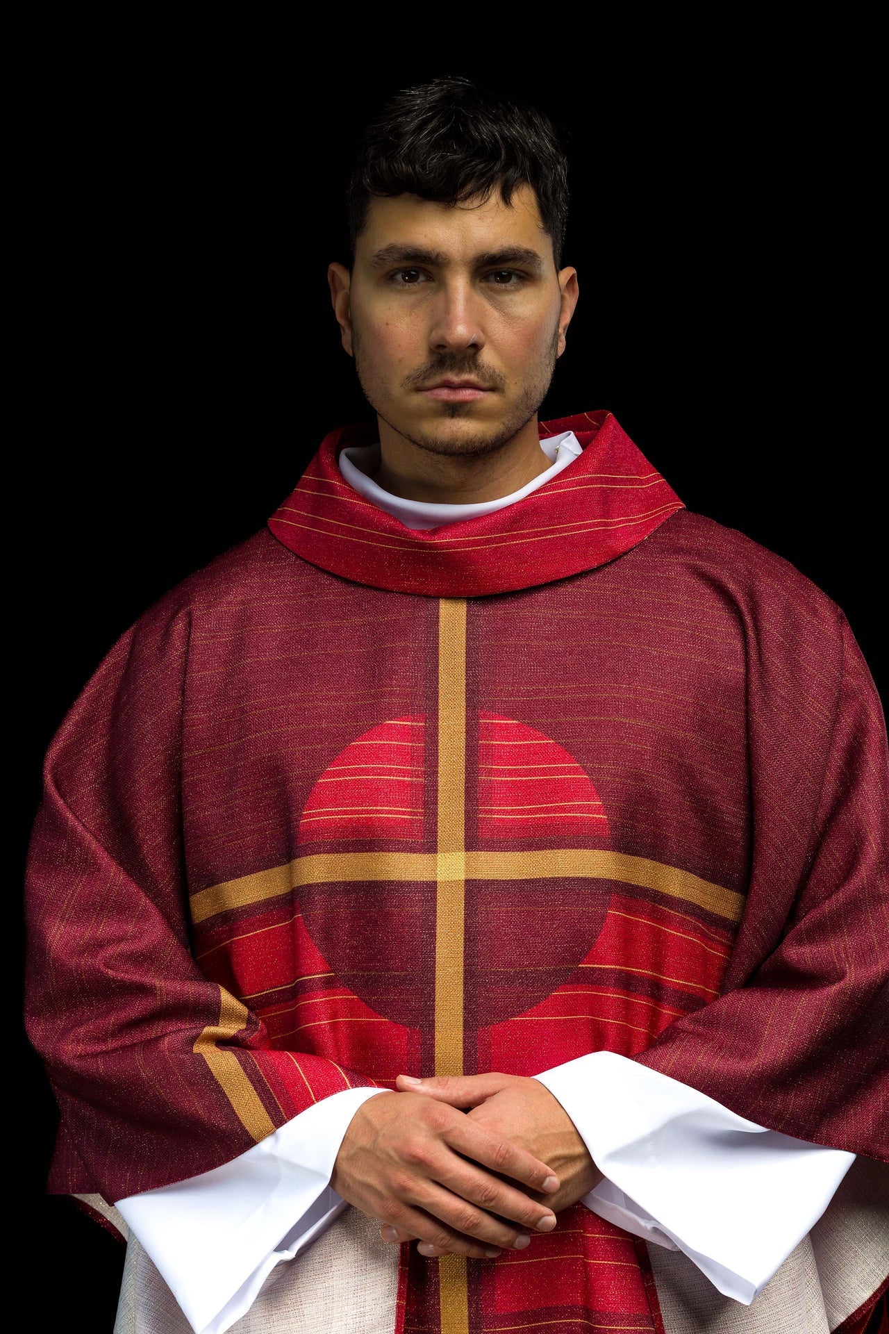 Ornement imprimé rouge avec motif de croix