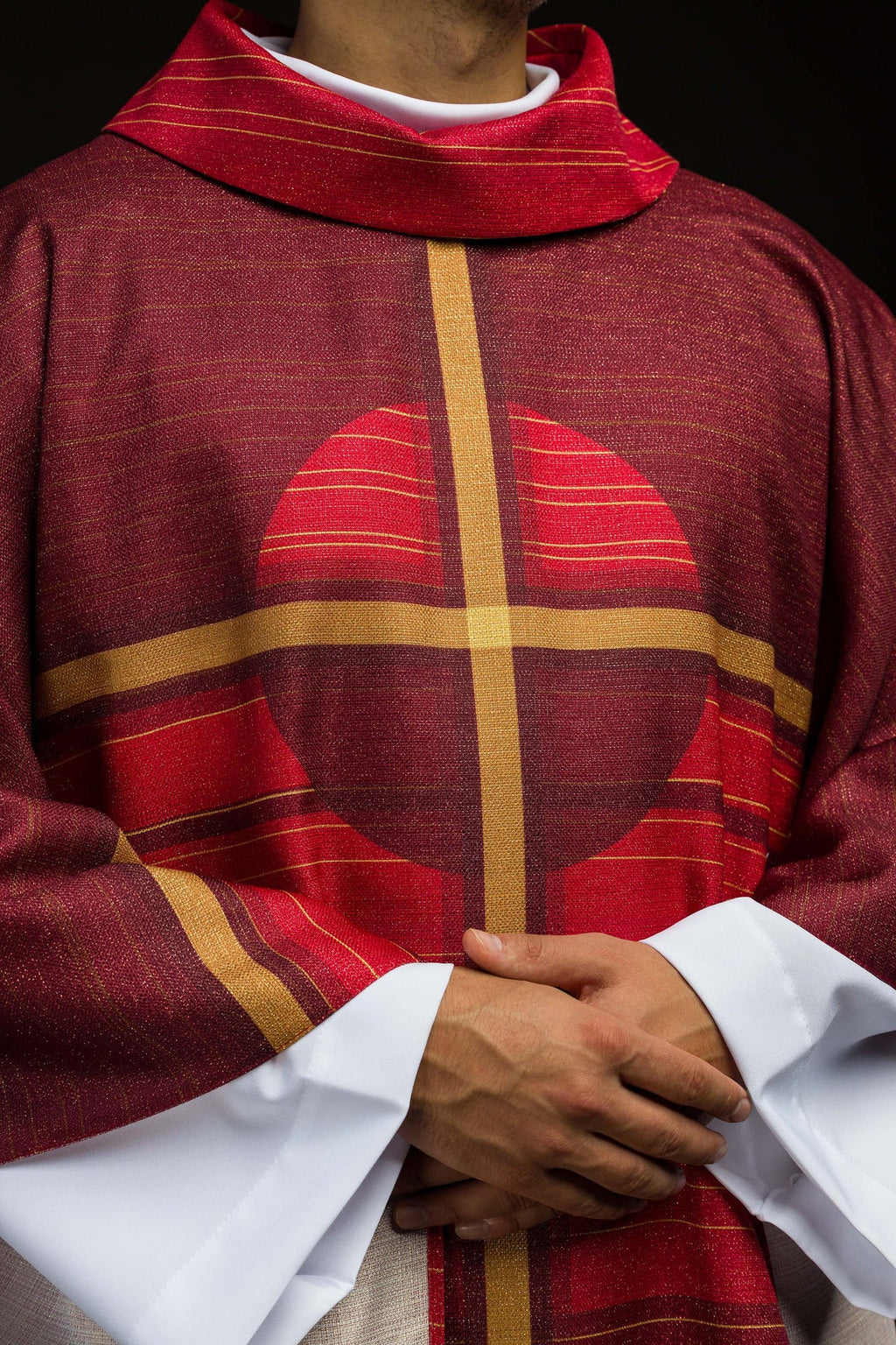 Ornement imprimé rouge avec motif de croix