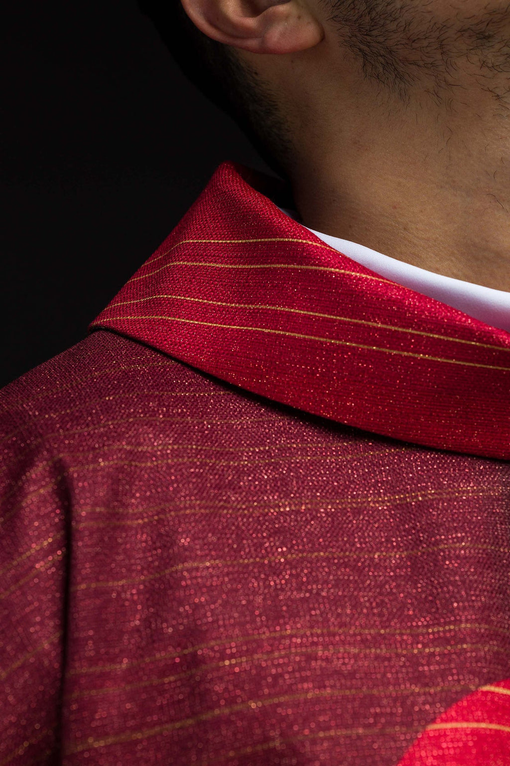 Ornement imprimé rouge avec motif de croix