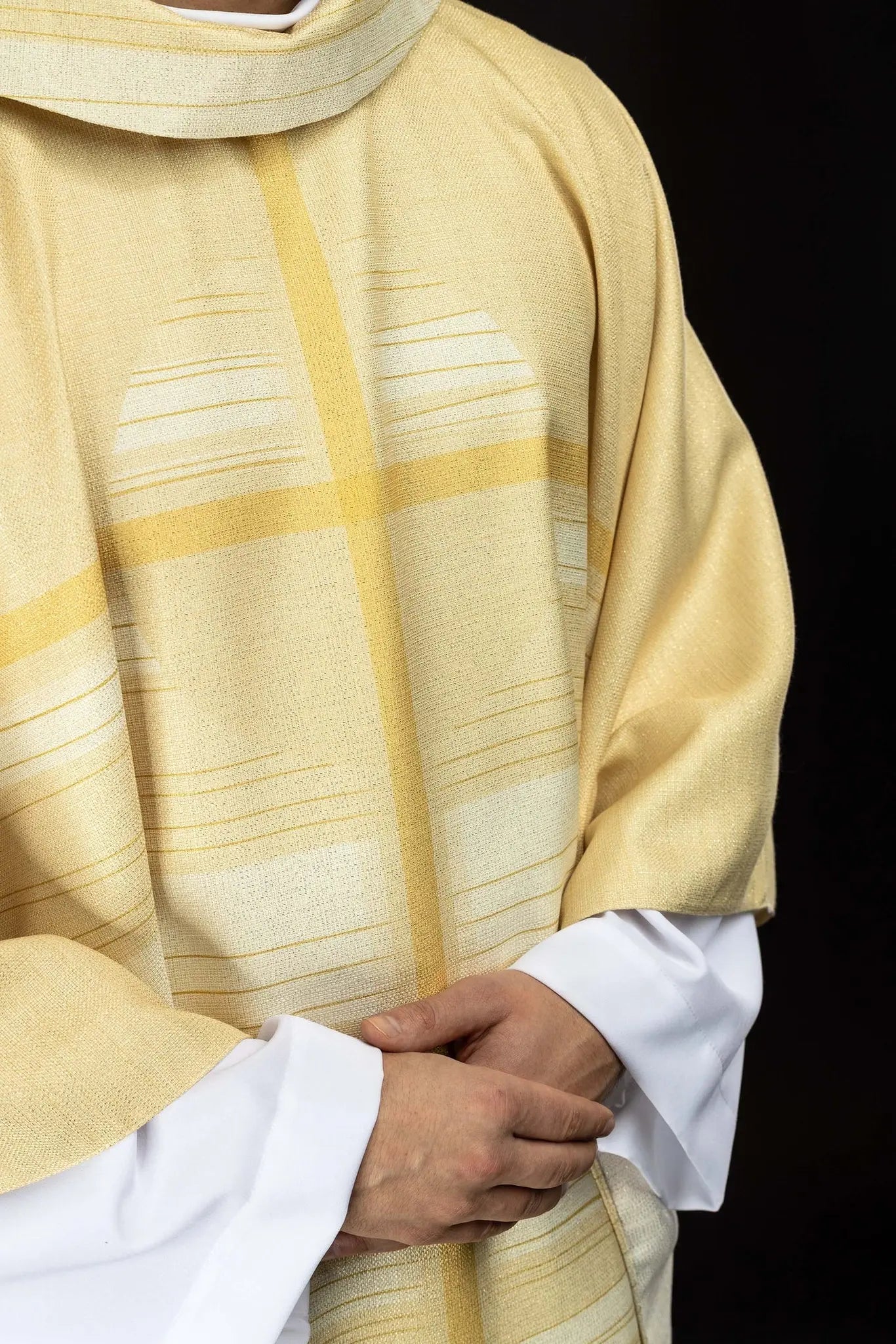 Chasuble écrue imprimée avec motif croix