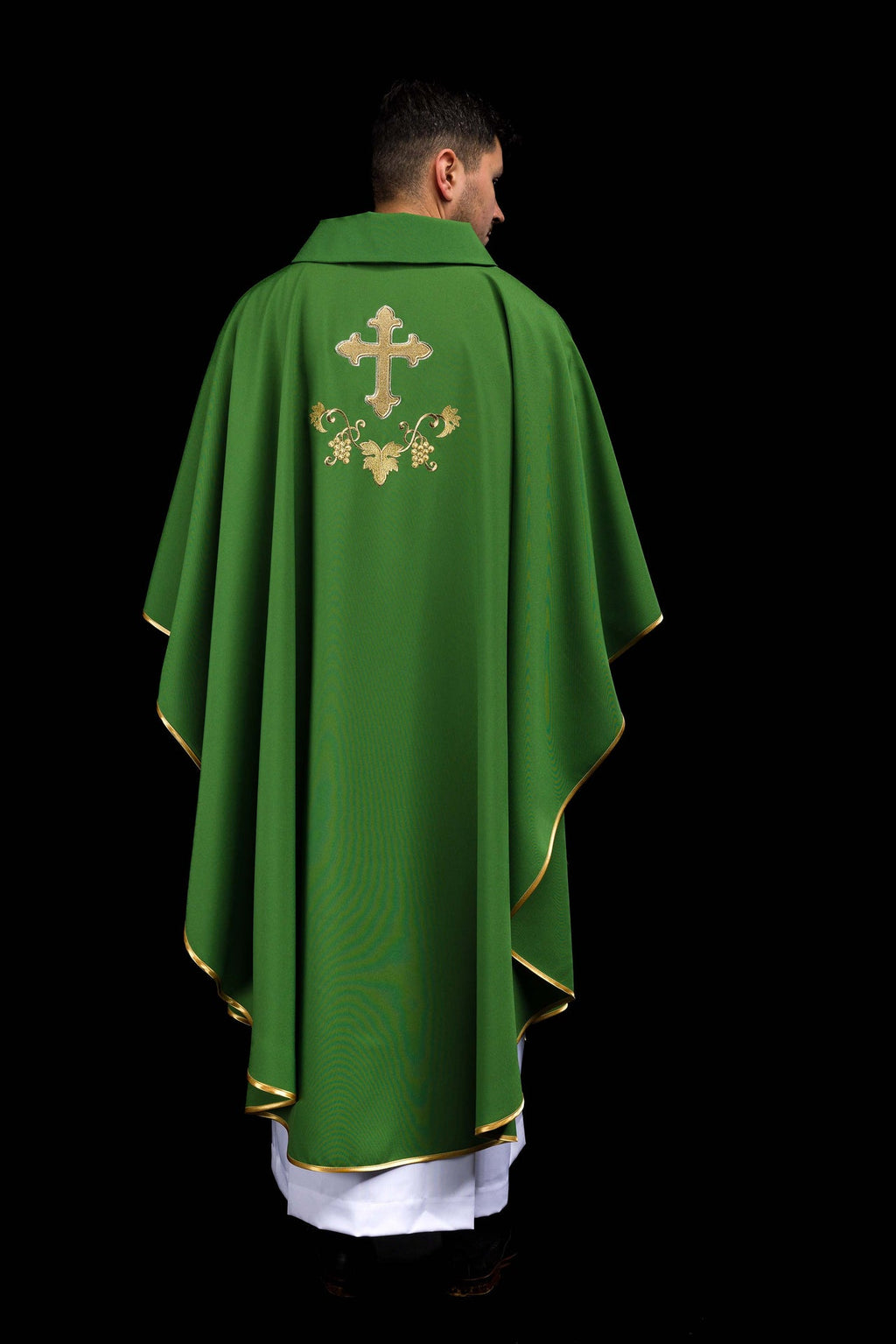 Ornement brodé avec symbole de croix et large col vert
