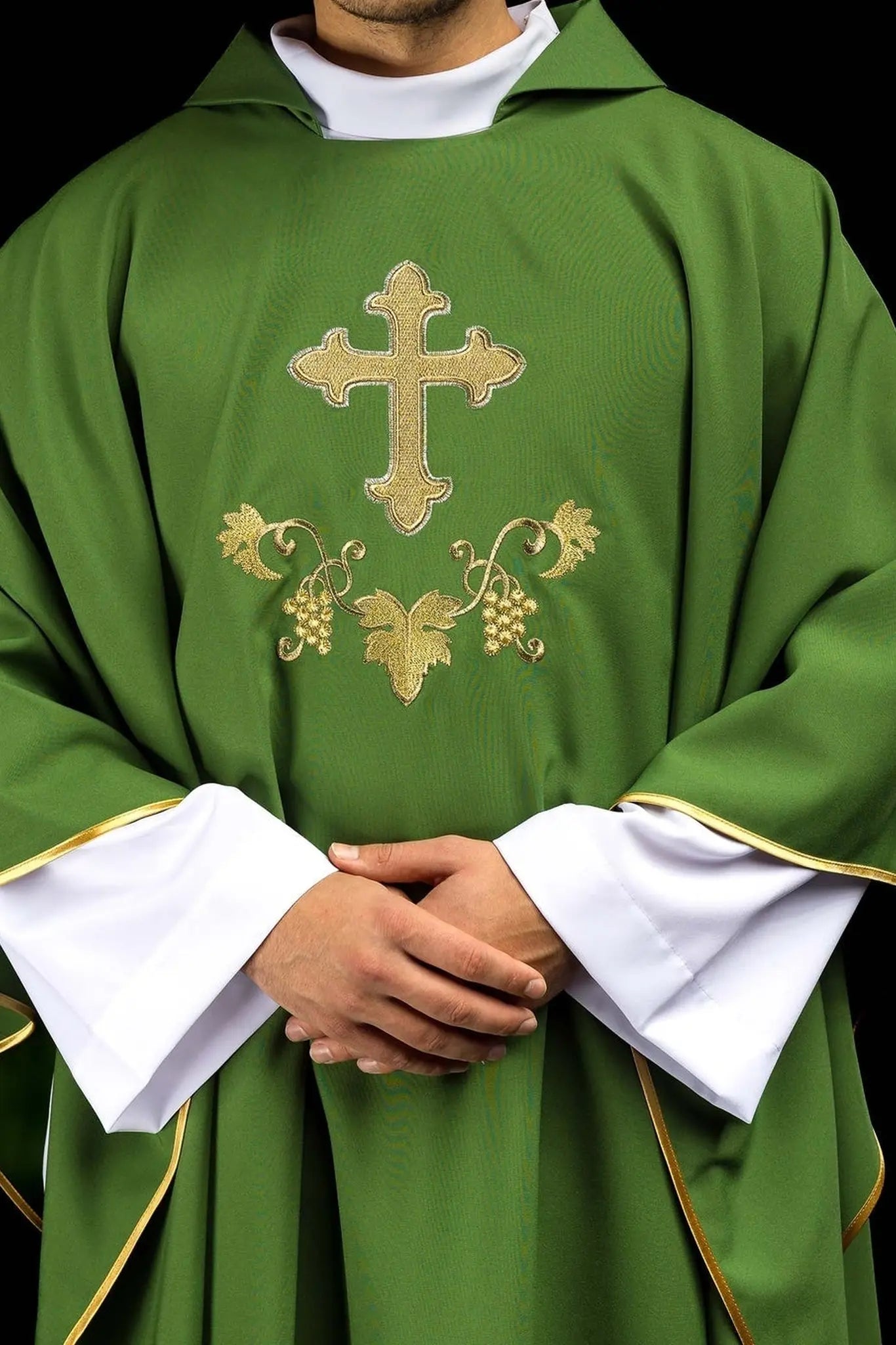 Chasuble brodée avec un symbole de croix et large col vert