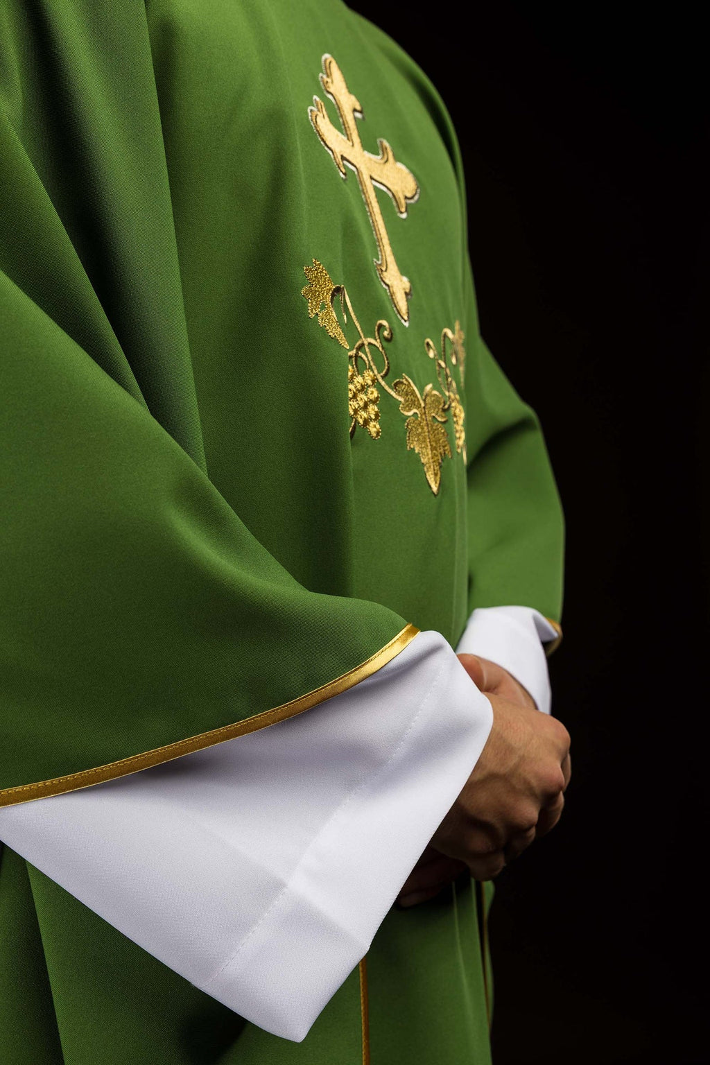 Ornement brodé avec symbole de croix et large col vert
