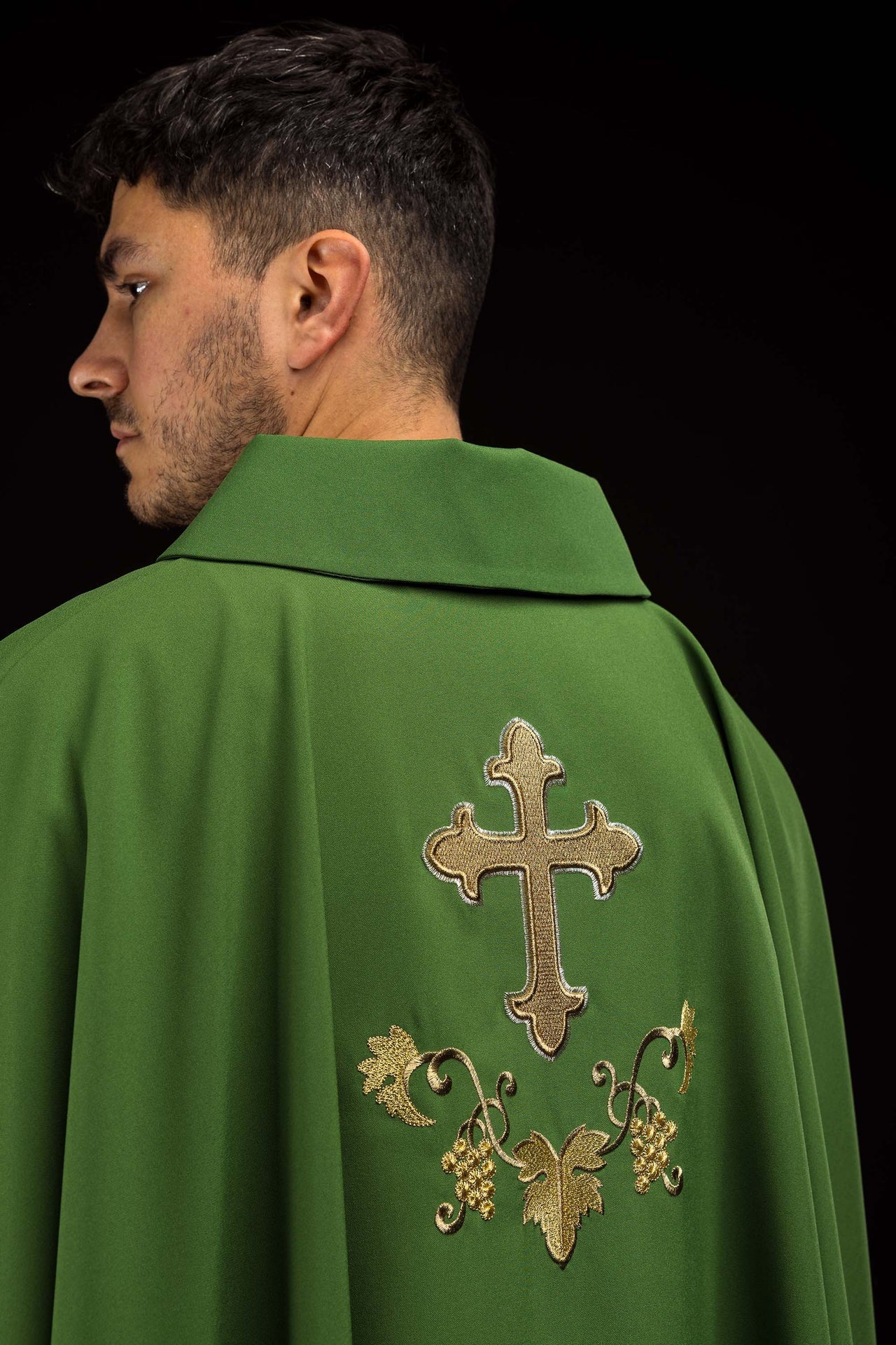 Ornement brodé avec symbole de croix et large col vert