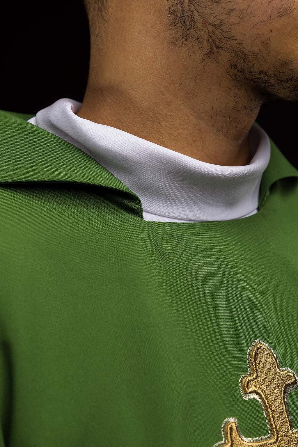 Ornement brodé avec symbole de croix et large col vert