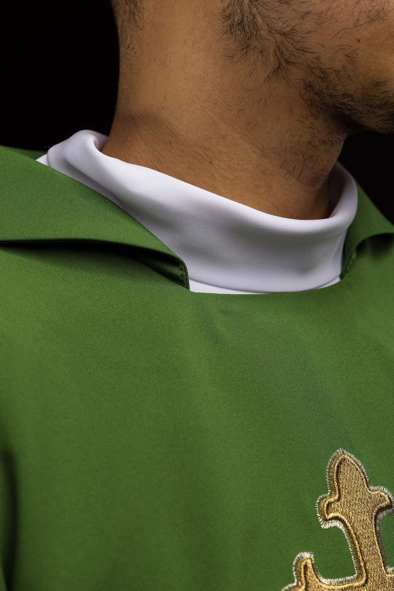 Ornement brodé avec symbole de croix et large col vert