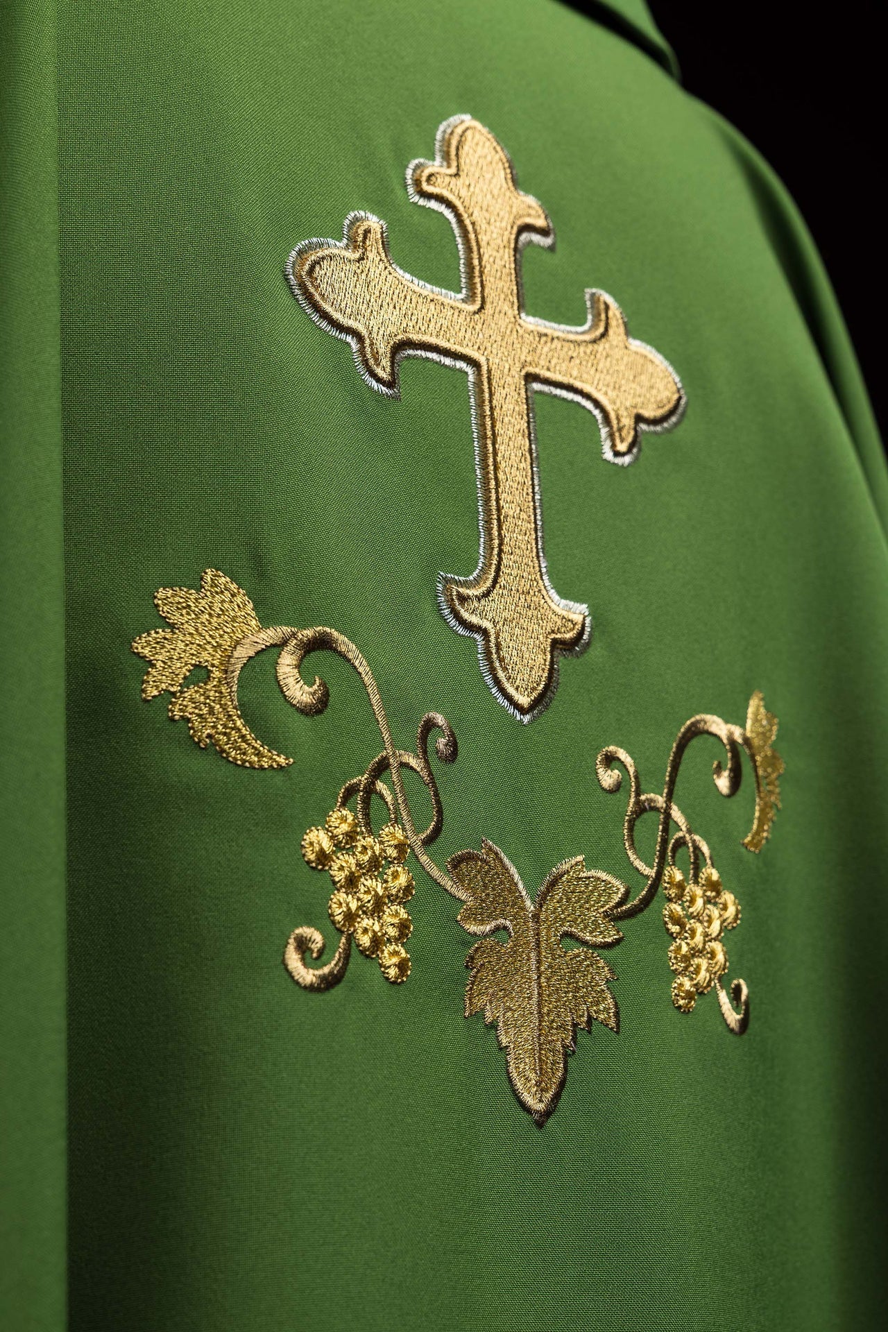 Ornement brodé avec symbole de croix et large col vert