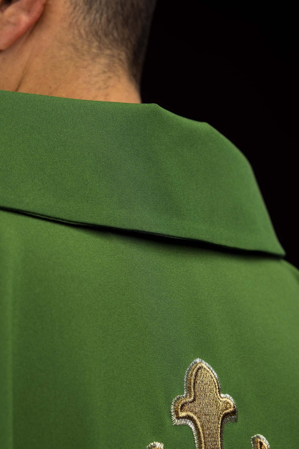 Ornement brodé avec symbole de croix et large col vert