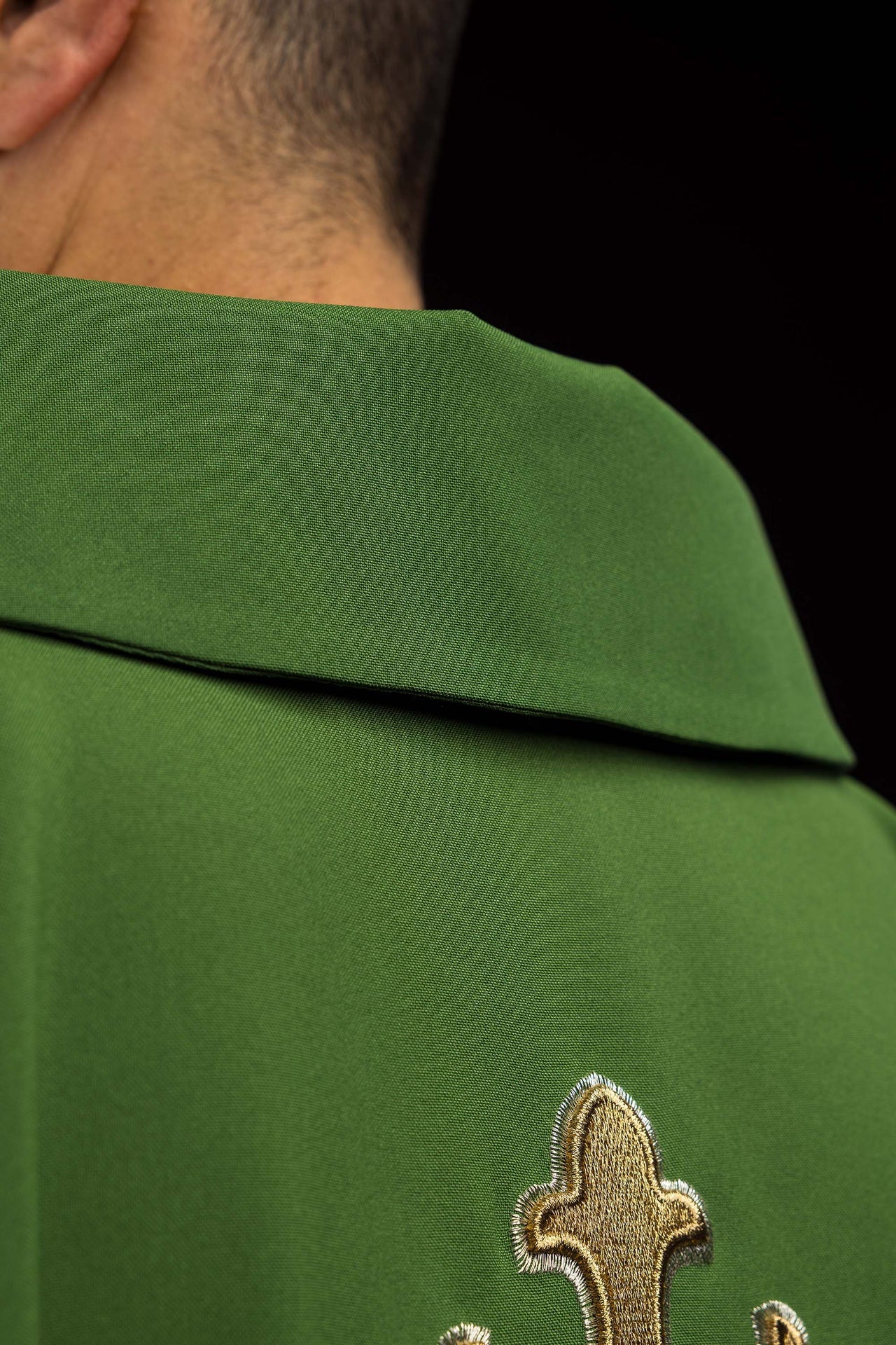 Ornement brodé avec symbole de croix et large col vert