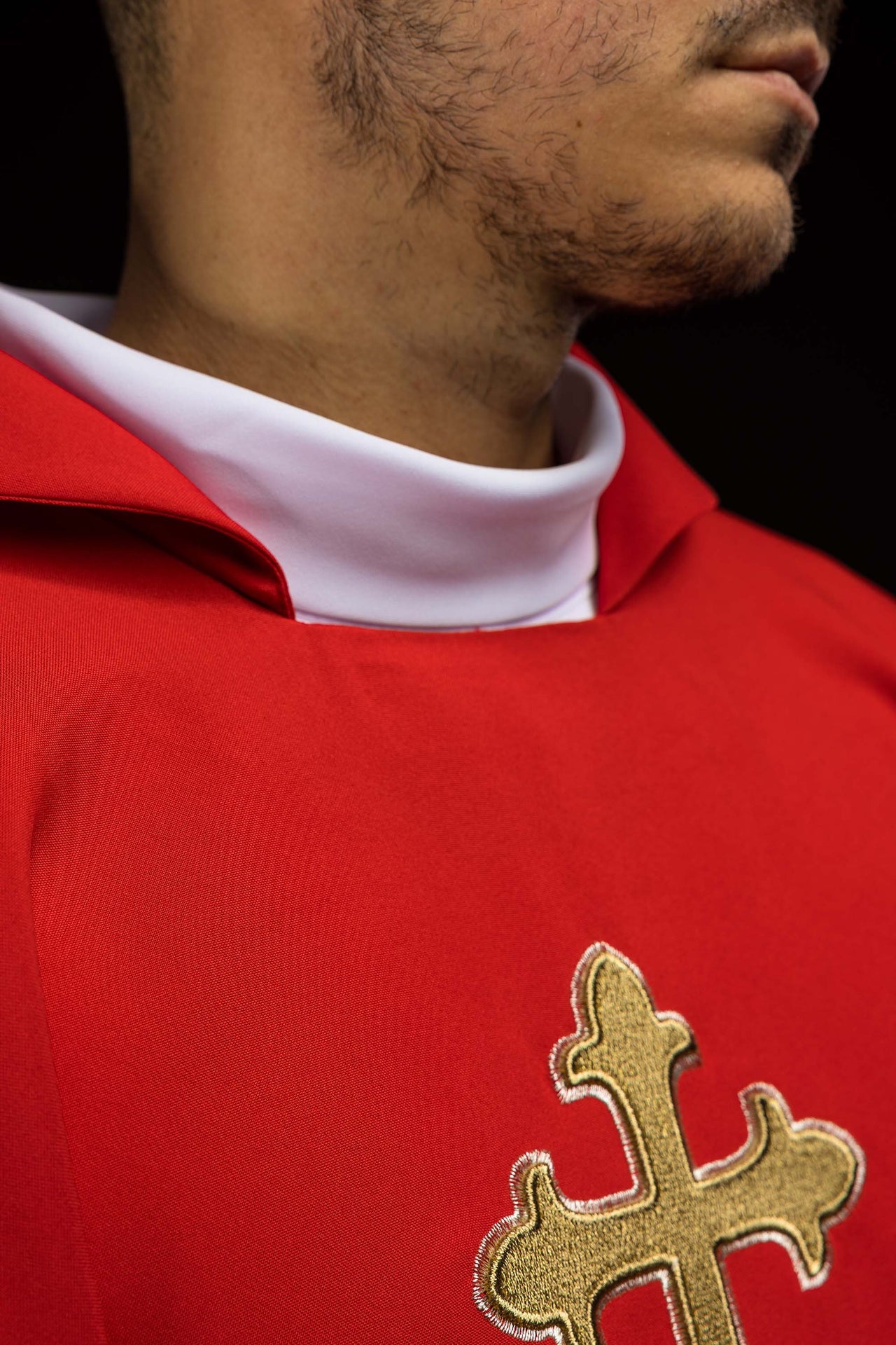 Ornement brodé avec symbole de croix et large col rouge