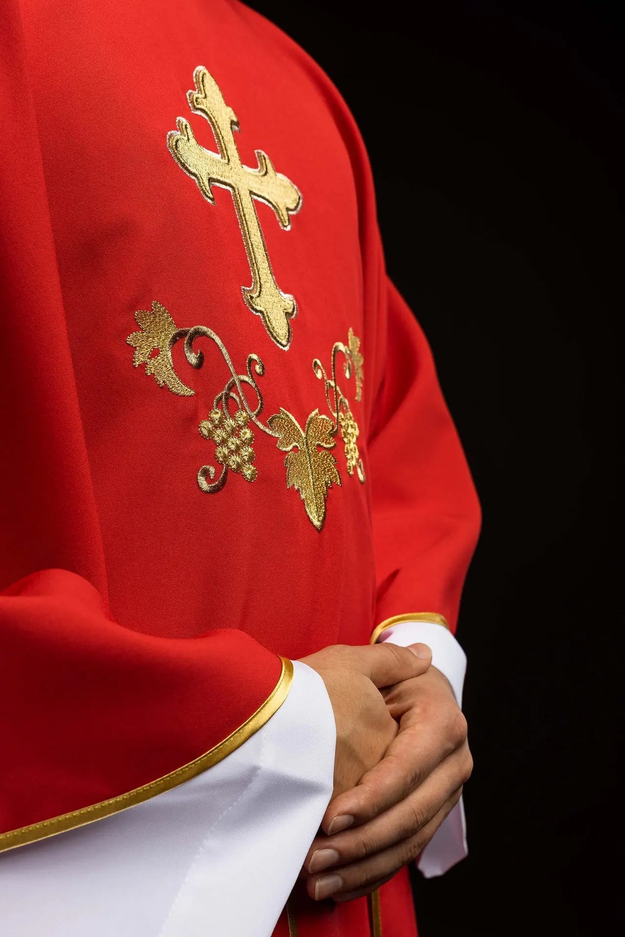 Embroidered chasuble with a cross symbol and wide collar red