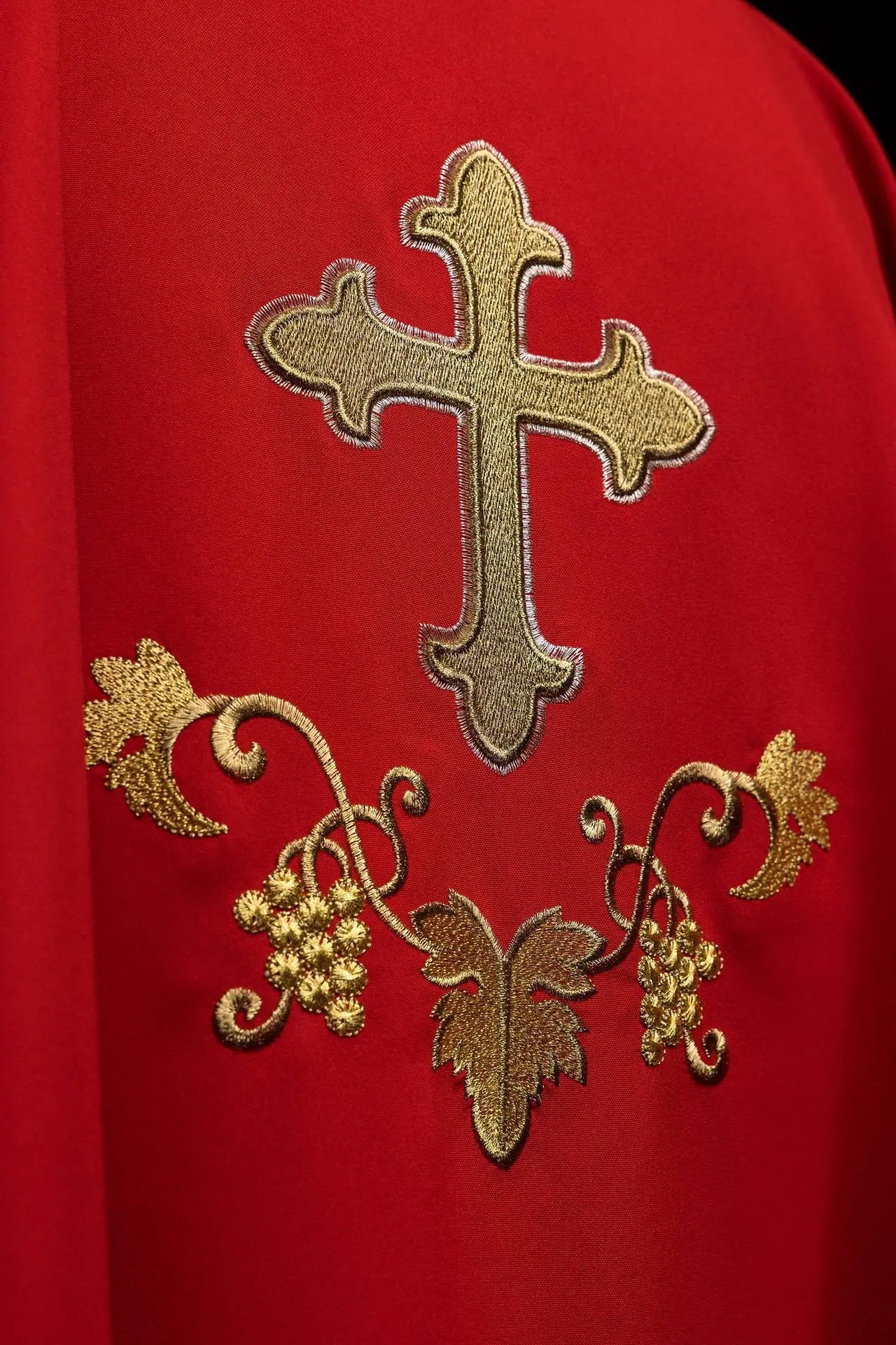 Embroidered chasuble with a cross symbol and wide collar red