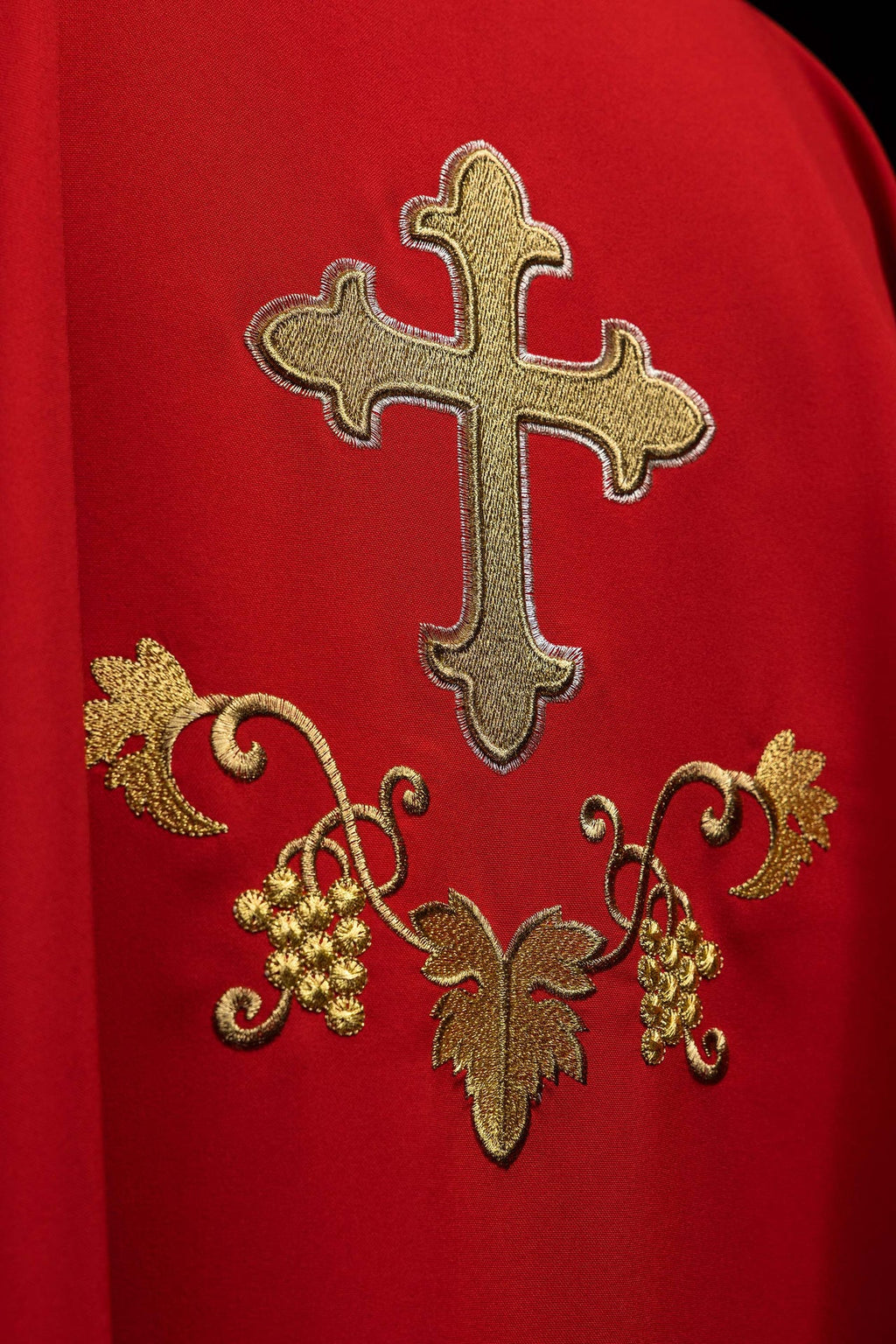 Ornement brodé avec symbole de croix et large col rouge