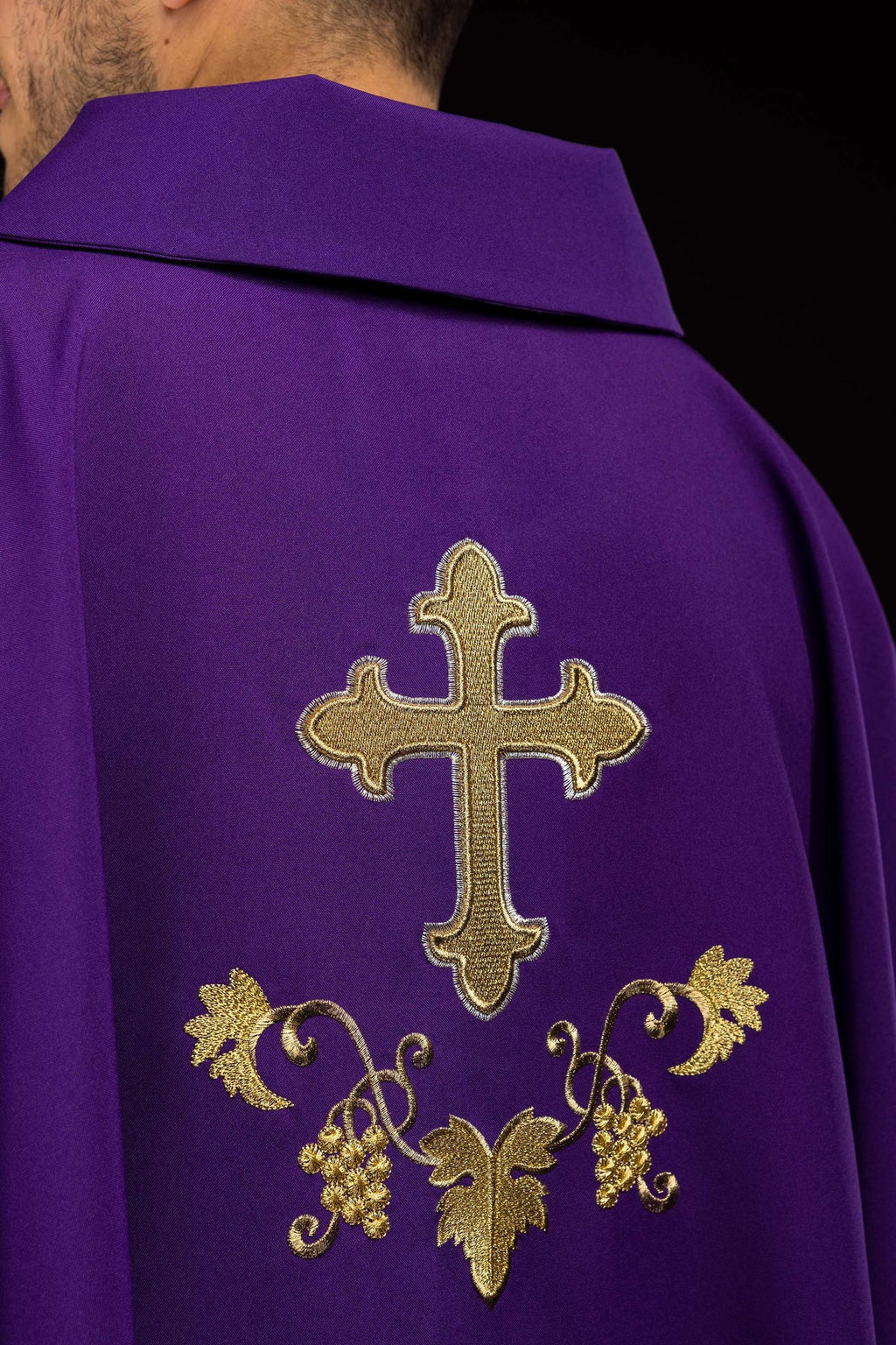 Ornement brodé avec symbole de croix et large col violet