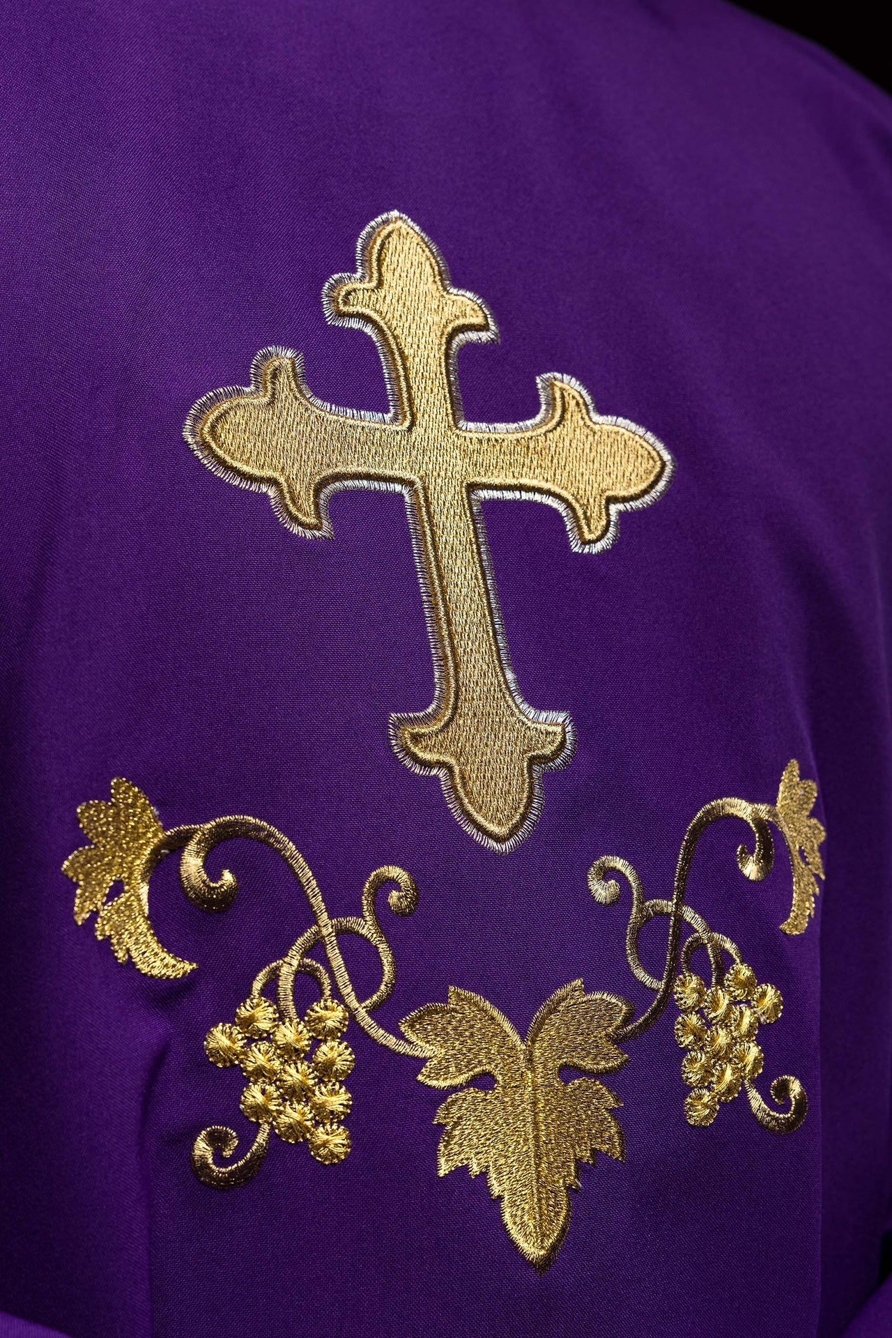 Ornement brodé avec symbole de croix et large col violet