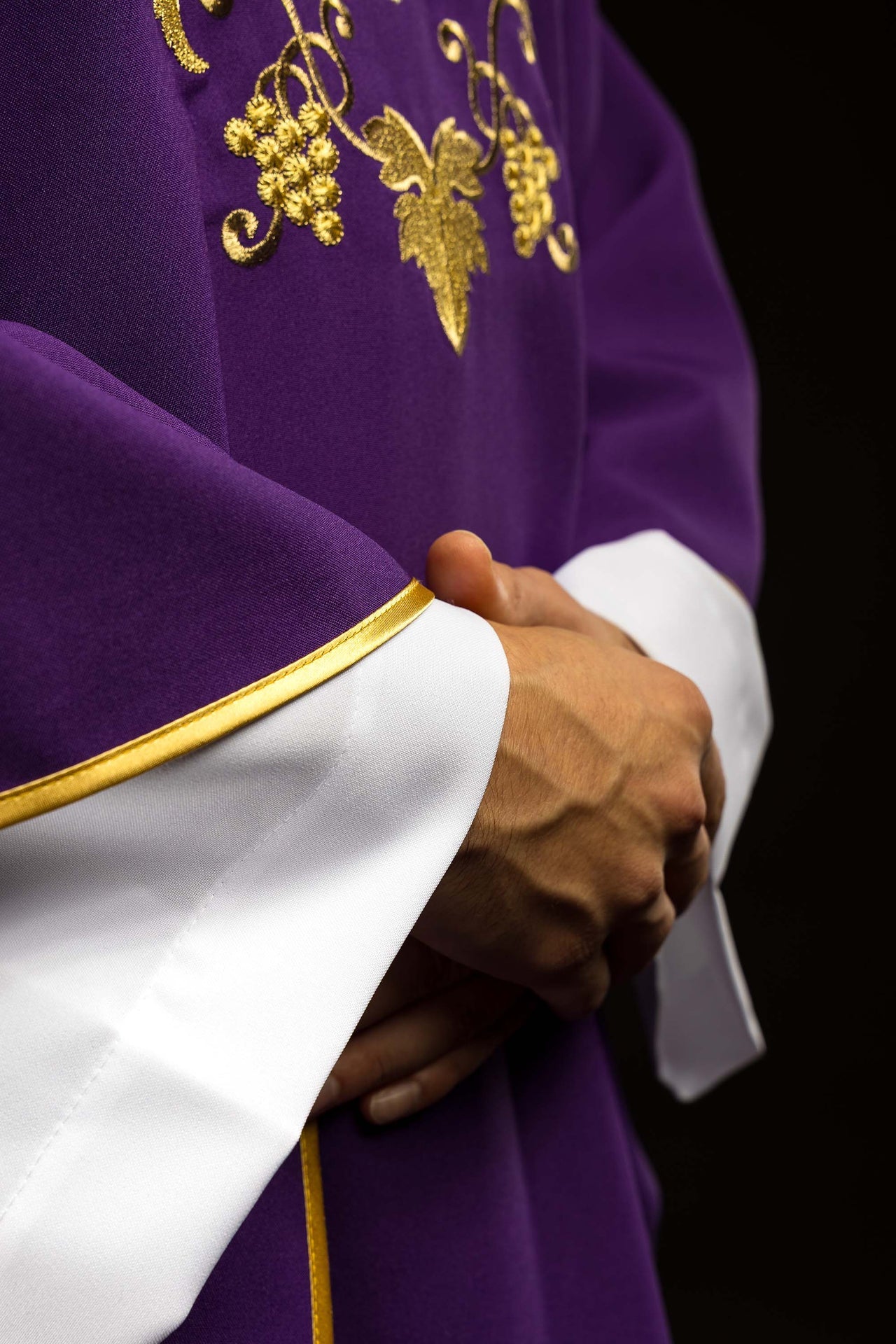 Ornement brodé avec symbole de croix et large col violet