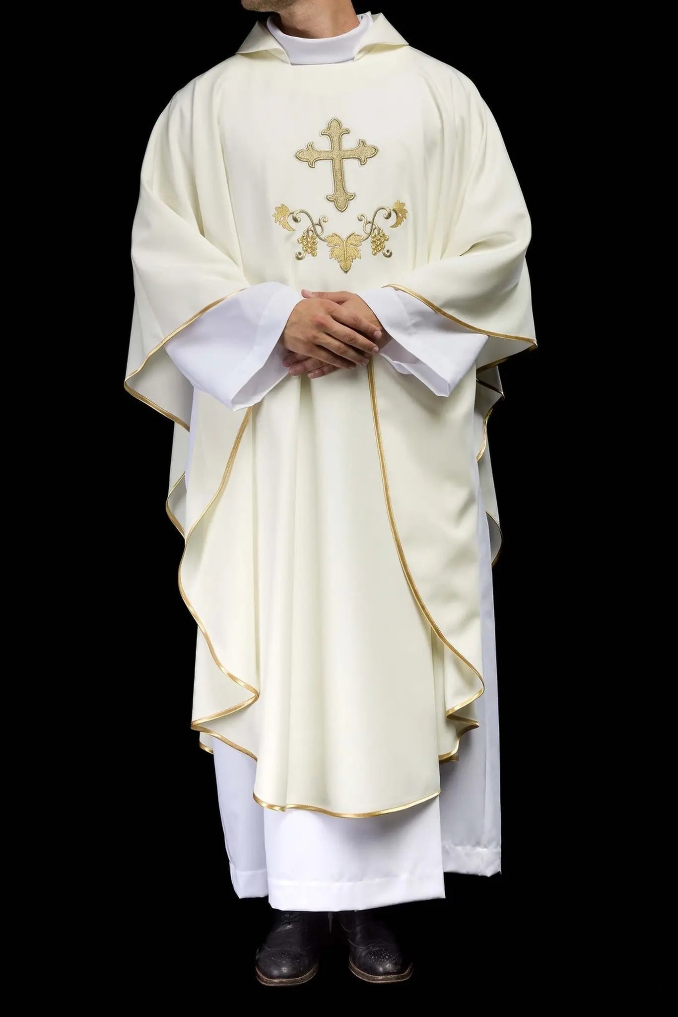 Chasuble écrue brodée avec motif de croix et large col