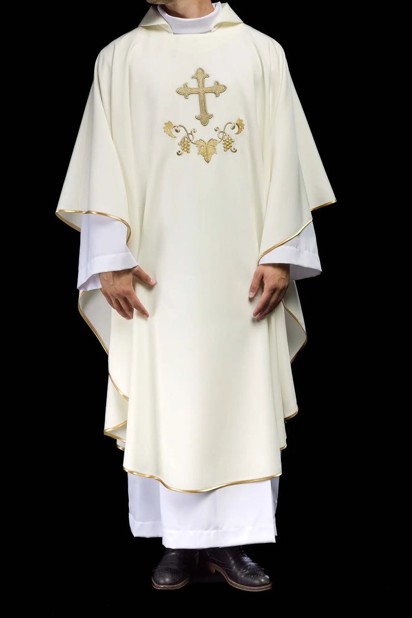 Chasuble écrue brodée avec motif de croix et large col