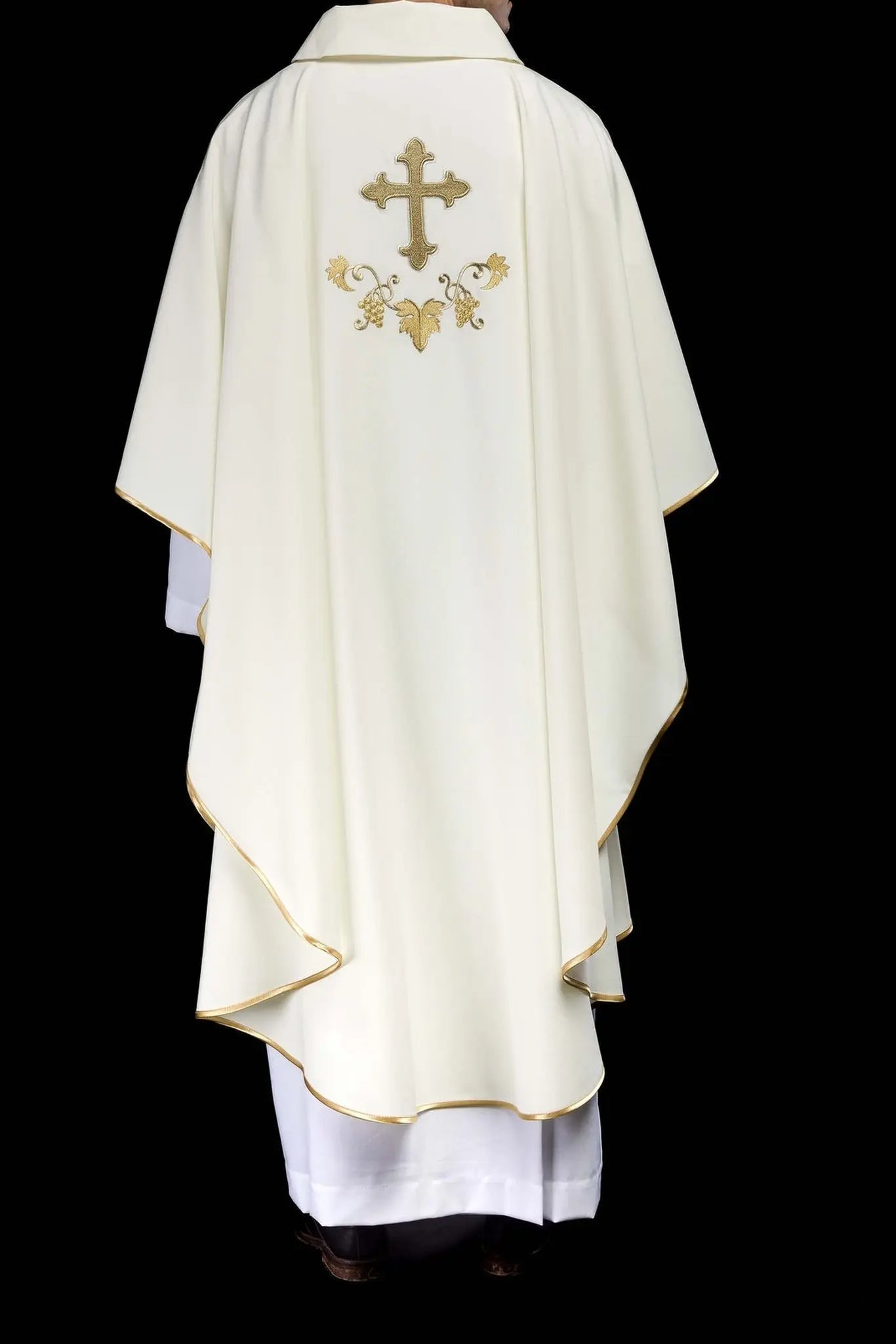 Chasuble écrue brodée avec motif de croix et large col