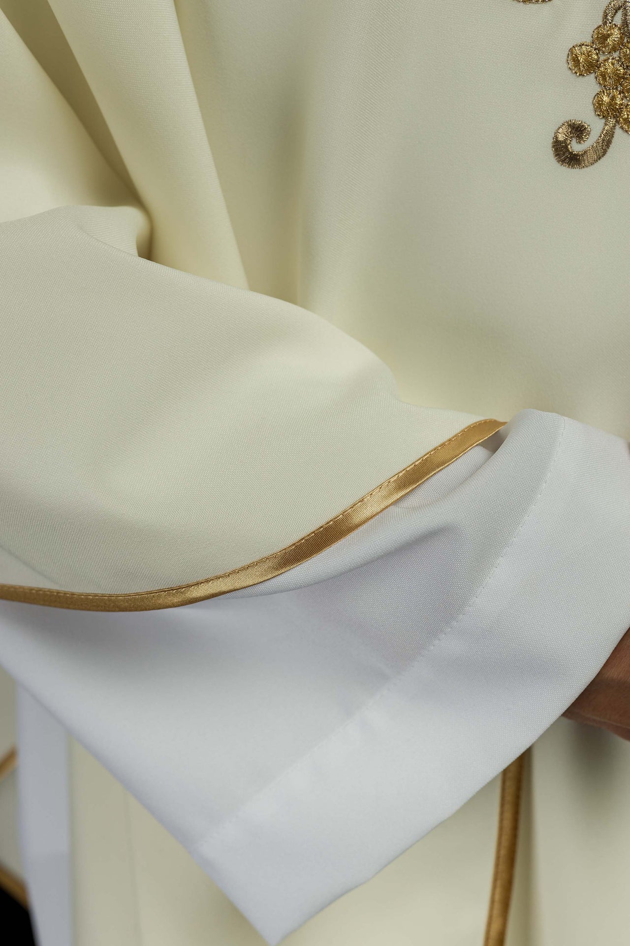 Ornat haftowany z symbolem krzyża i szerokim kołnierzem ecru - ORNATY.PL