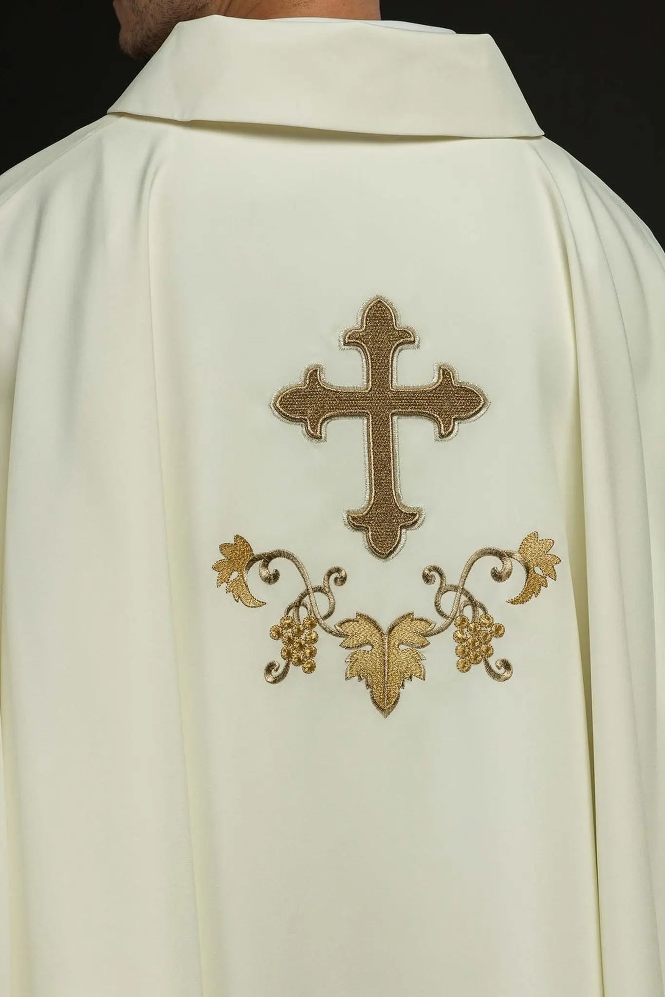 Chasuble écrue brodée avec motif de croix et large col