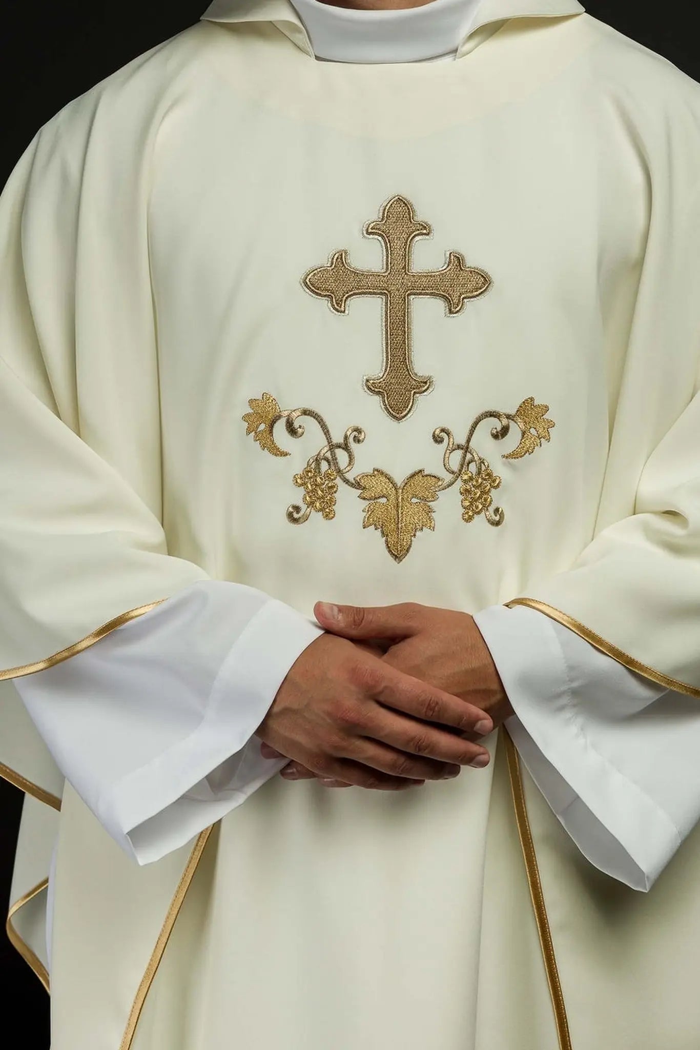 Chasuble écrue brodée avec motif de croix et large col