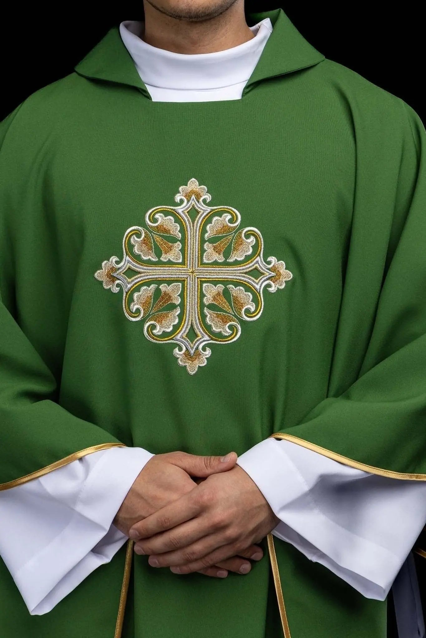 Chasuble verte brodée avec Croix ornementale et large col
