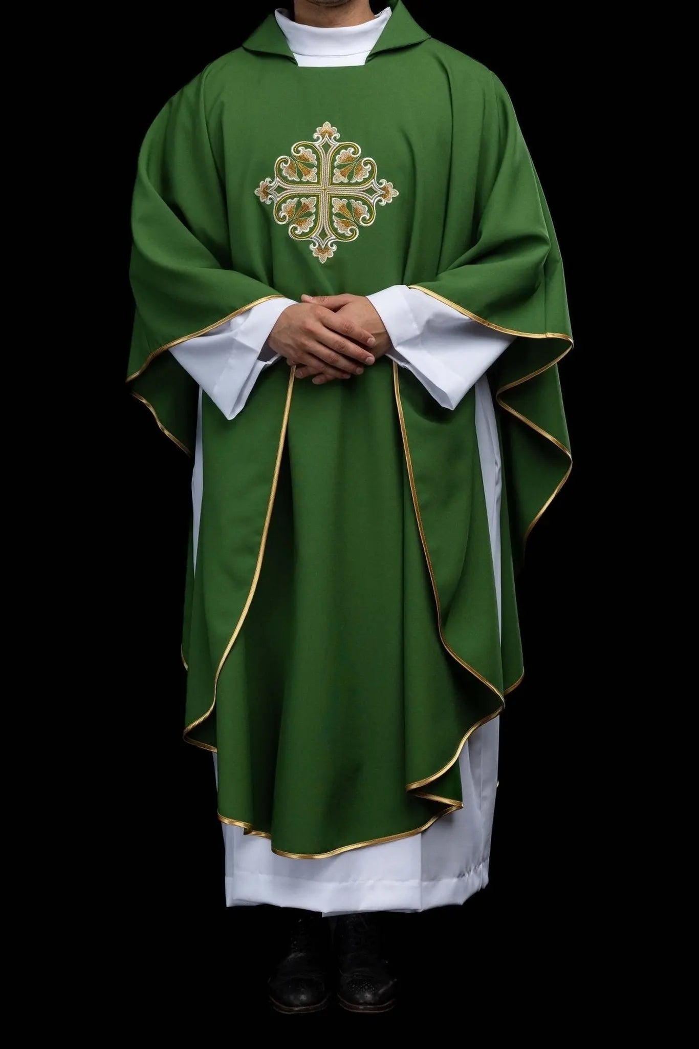Chasuble verte brodée avec Croix ornementale et large col