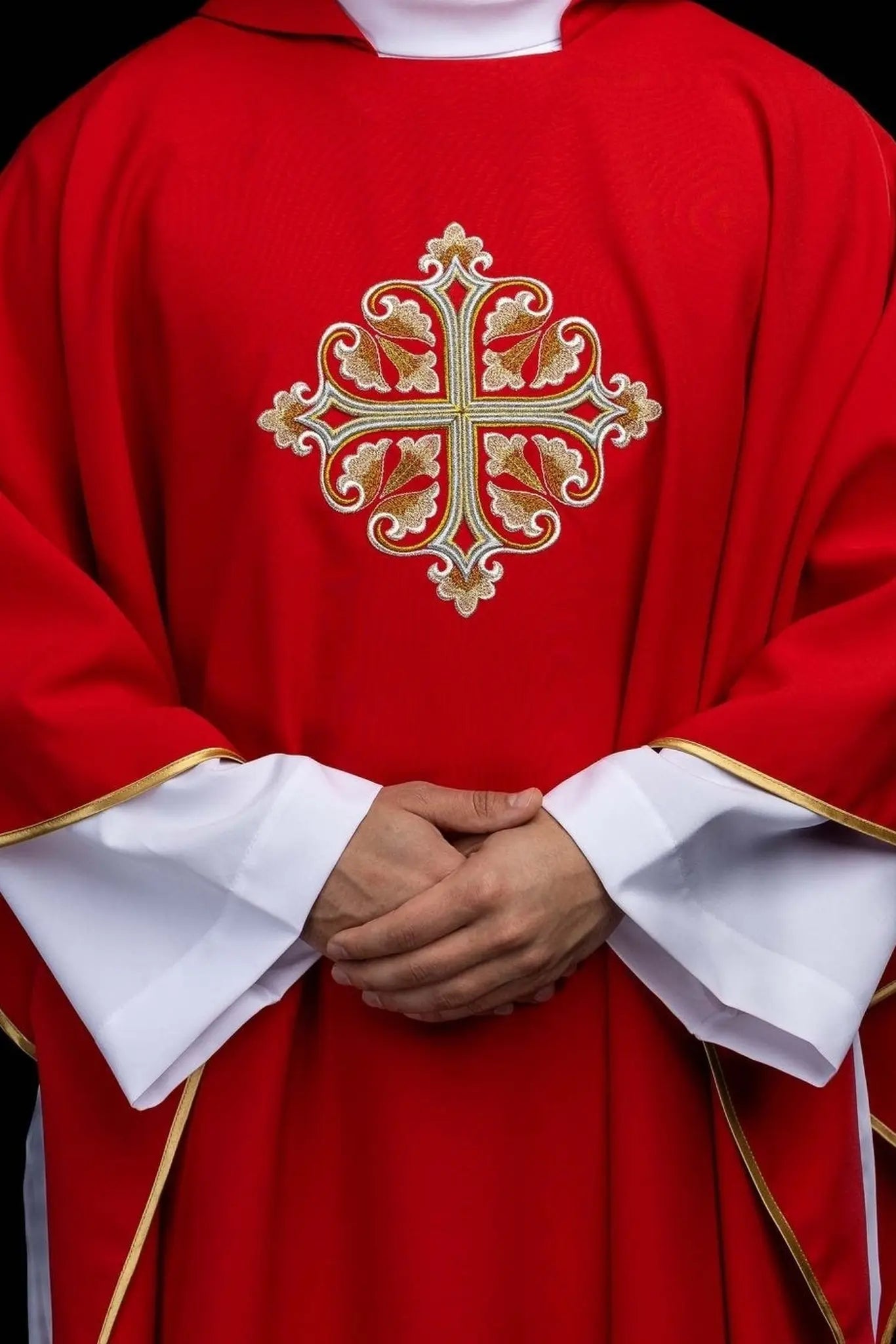 Chasuble rouge brodée avec Croix ornementale et large col